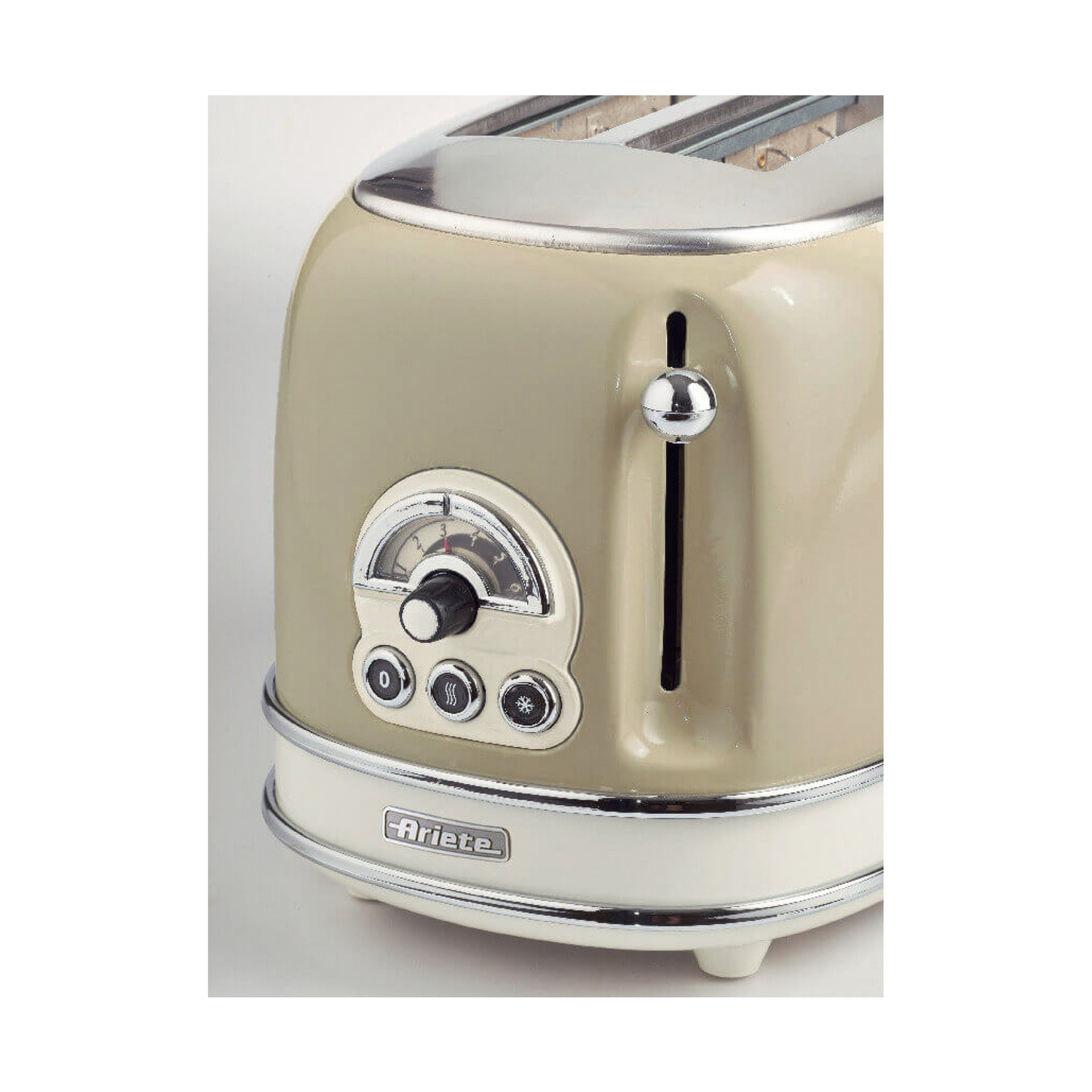 Tapapane retro beige con dettagli cromati, pulsanti e una leva su superficie chiara.