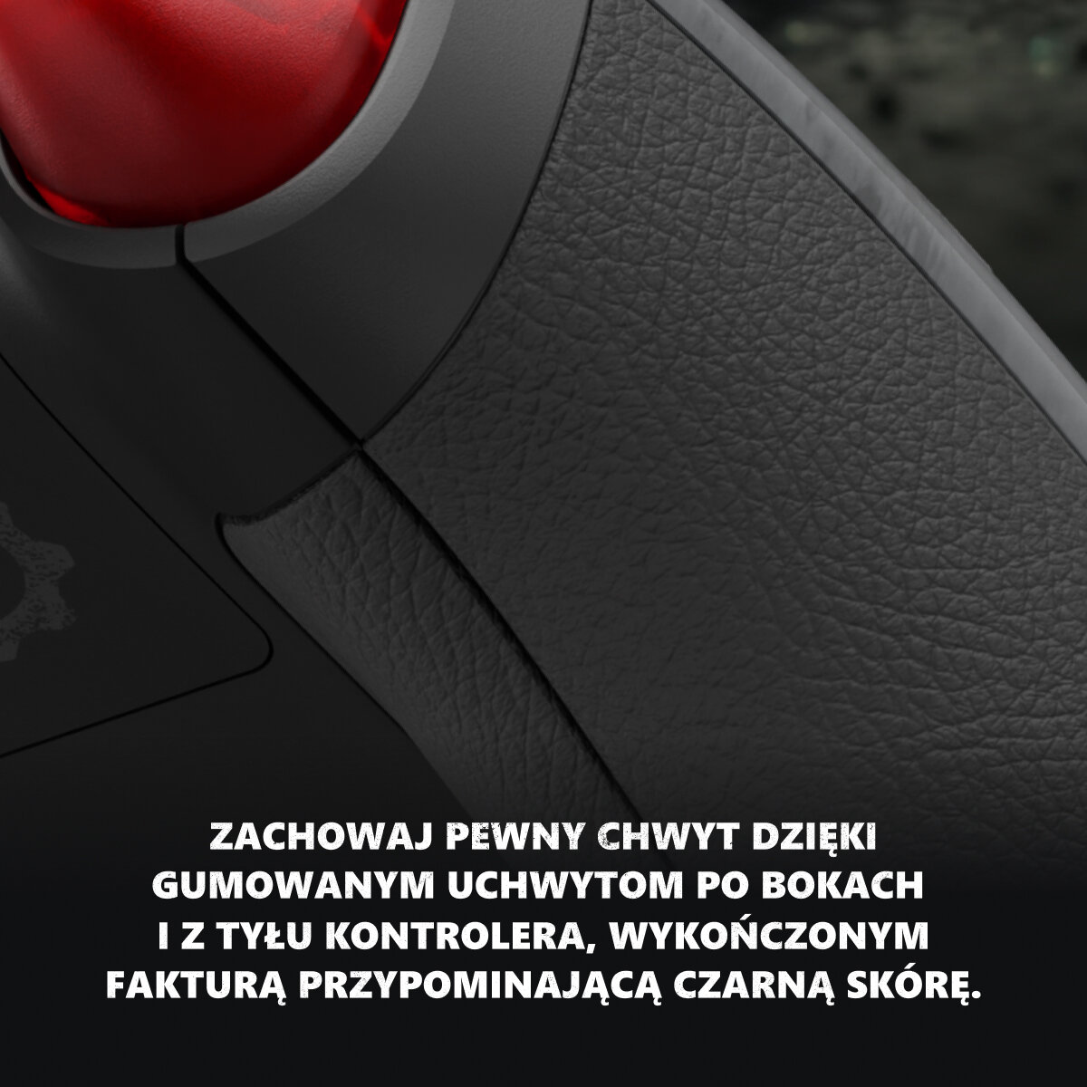Zbliżenie czarnego uchwytu kontrolera z gumowaną fakturą i polskim tekstem.
