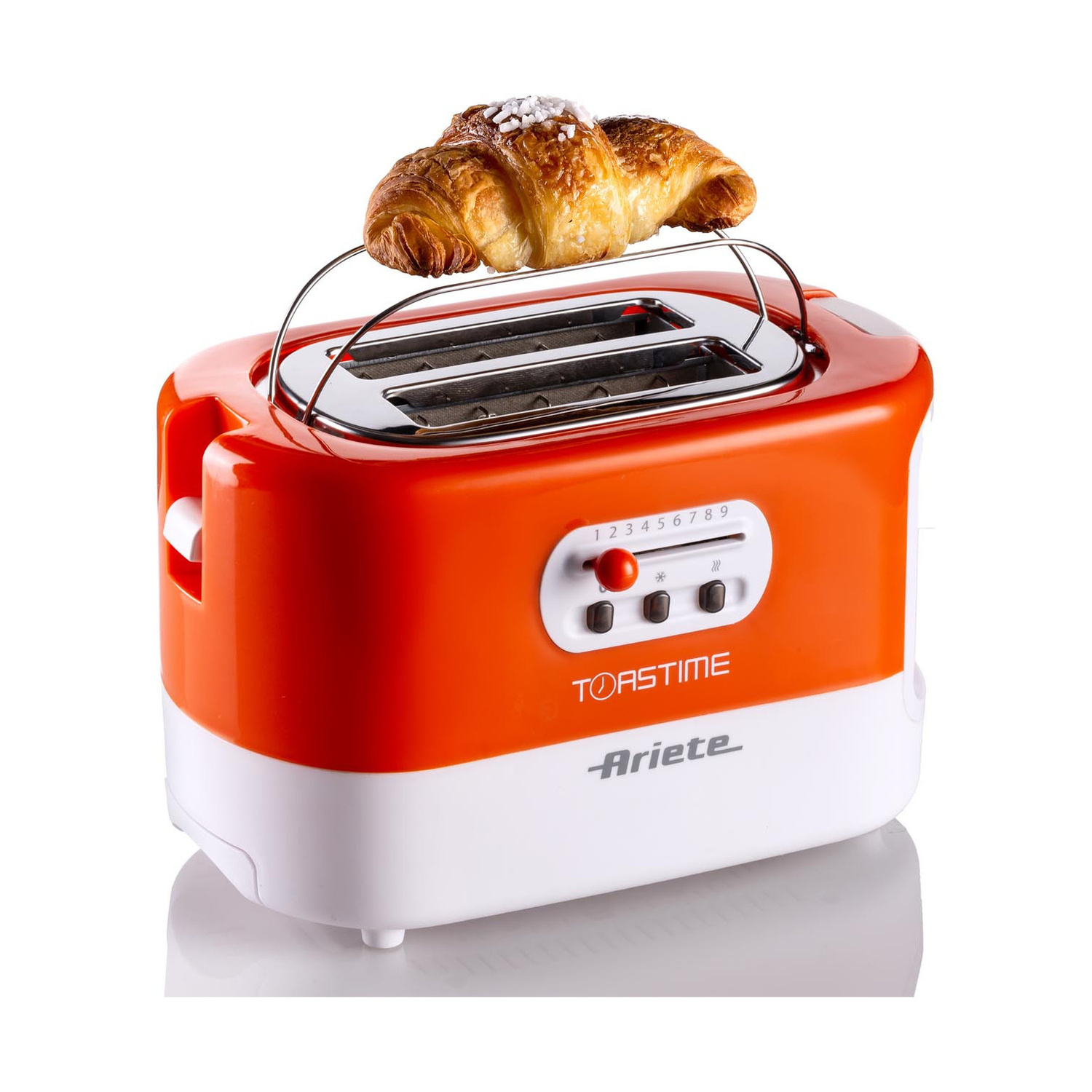 Tapane arancione e bianco Ariete con un croissant sopra, su sfondo bianco.