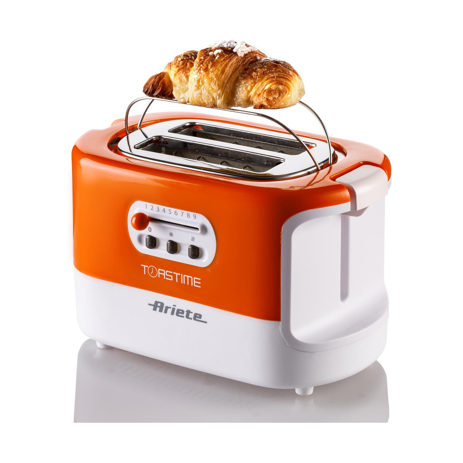 Un tostapane Ariete arancione e bianco con griglia scaldabrød e un croissant.