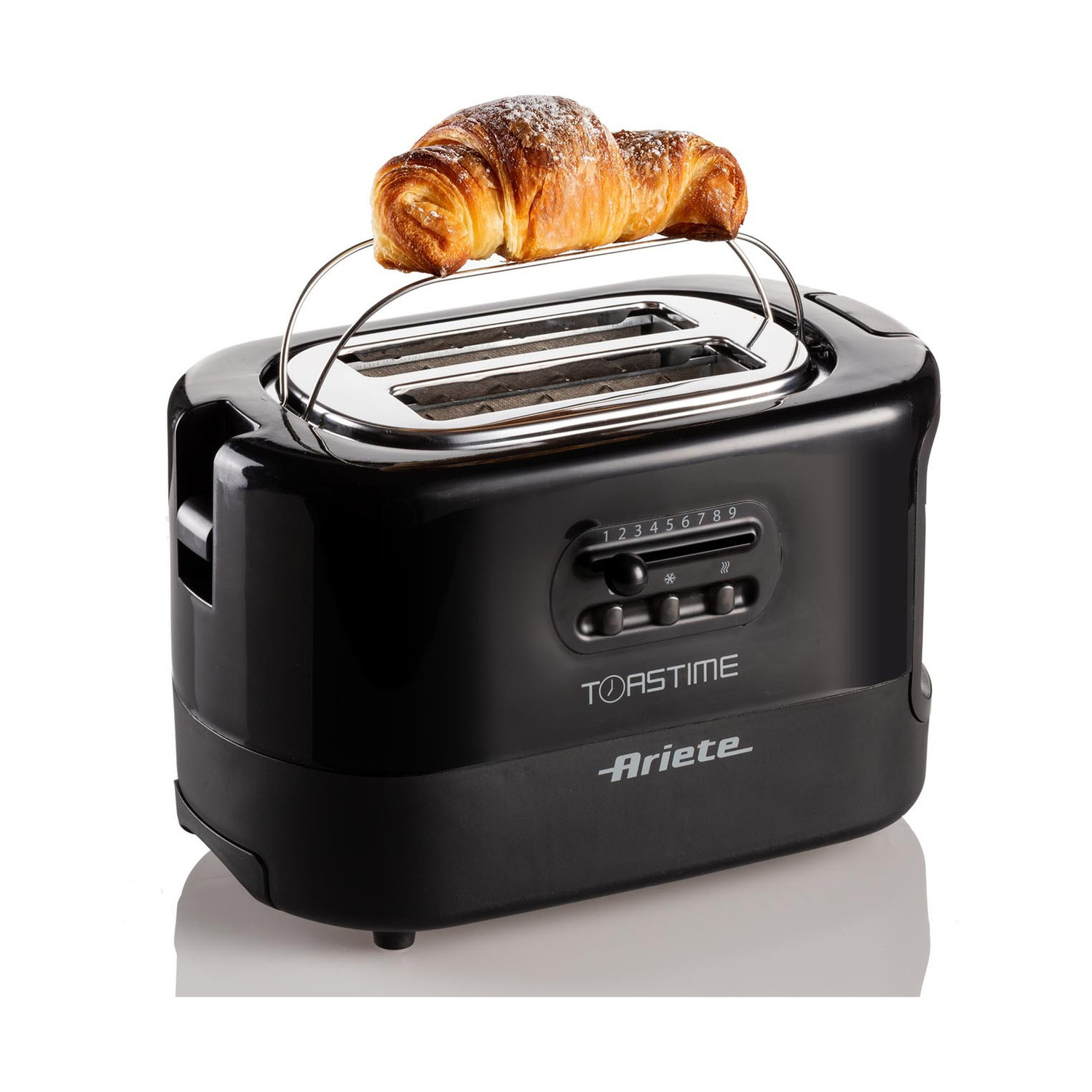 Un tostapane nero Ariete con un croissant sulla griglia scalda brioche su sfondo bianco.