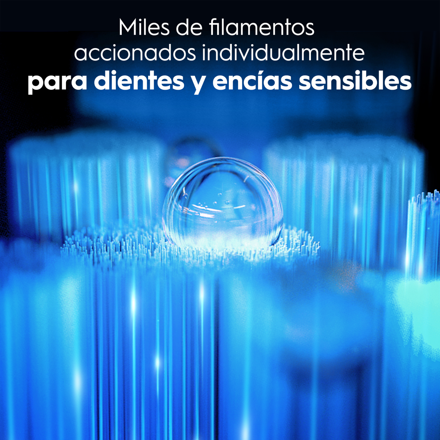 Cerdas de cepillo de dientes azules con gotas de agua y texto en español arriba.