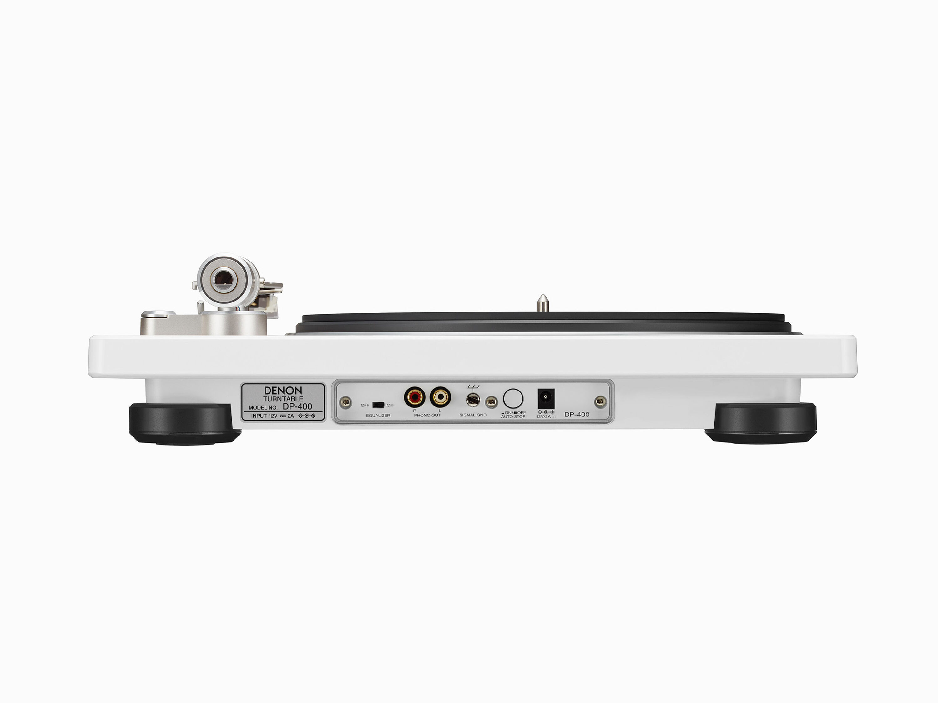 Rückseite eines weißen Denon DP-400 Plattenspielers mit Anschlüssen, Cinch-Ausgängen und Netzteilbuchse.