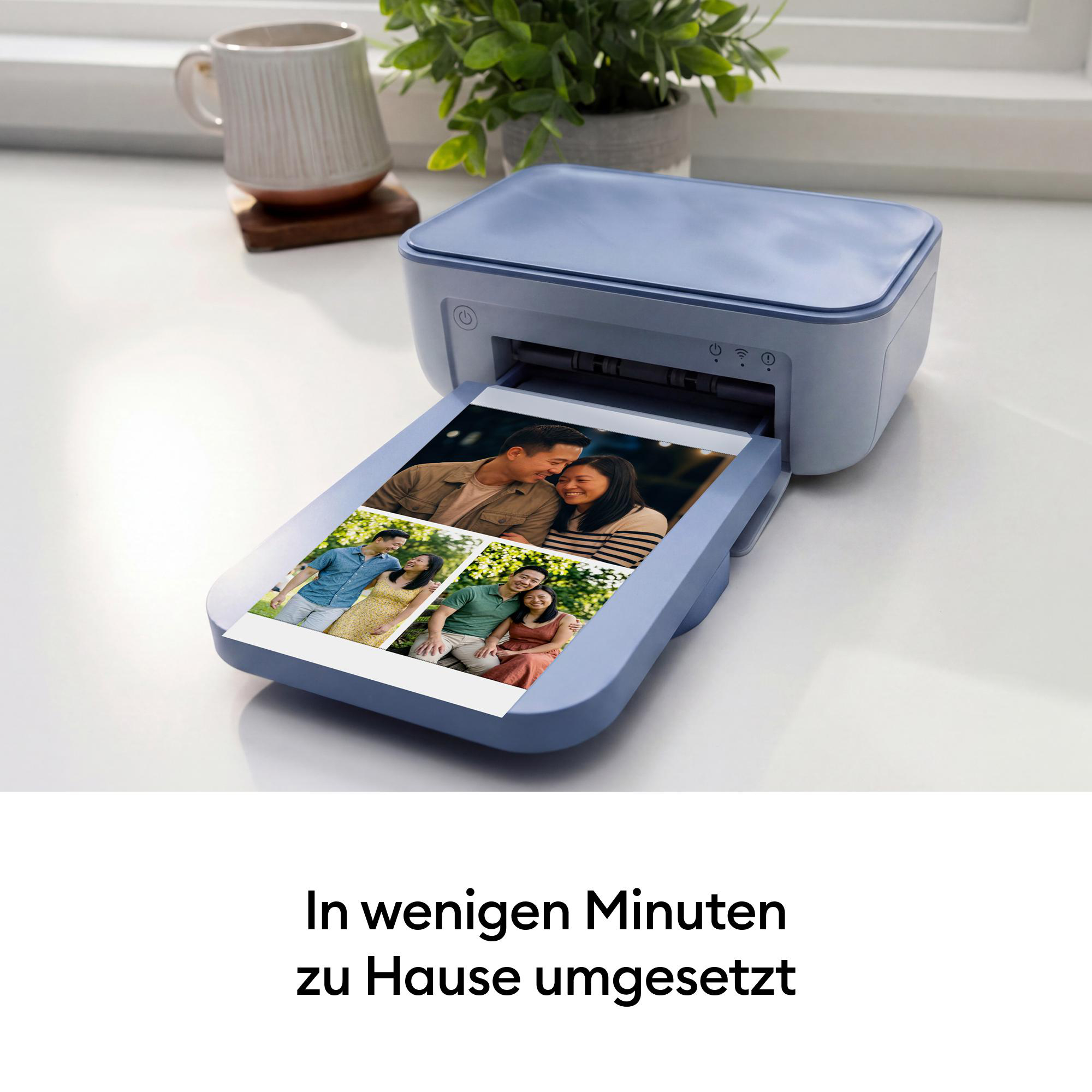 Ein hellblauer tragbarer Drucker steht auf einer weißen Oberfläche und druckt Fotos eines lächelnden Paares.