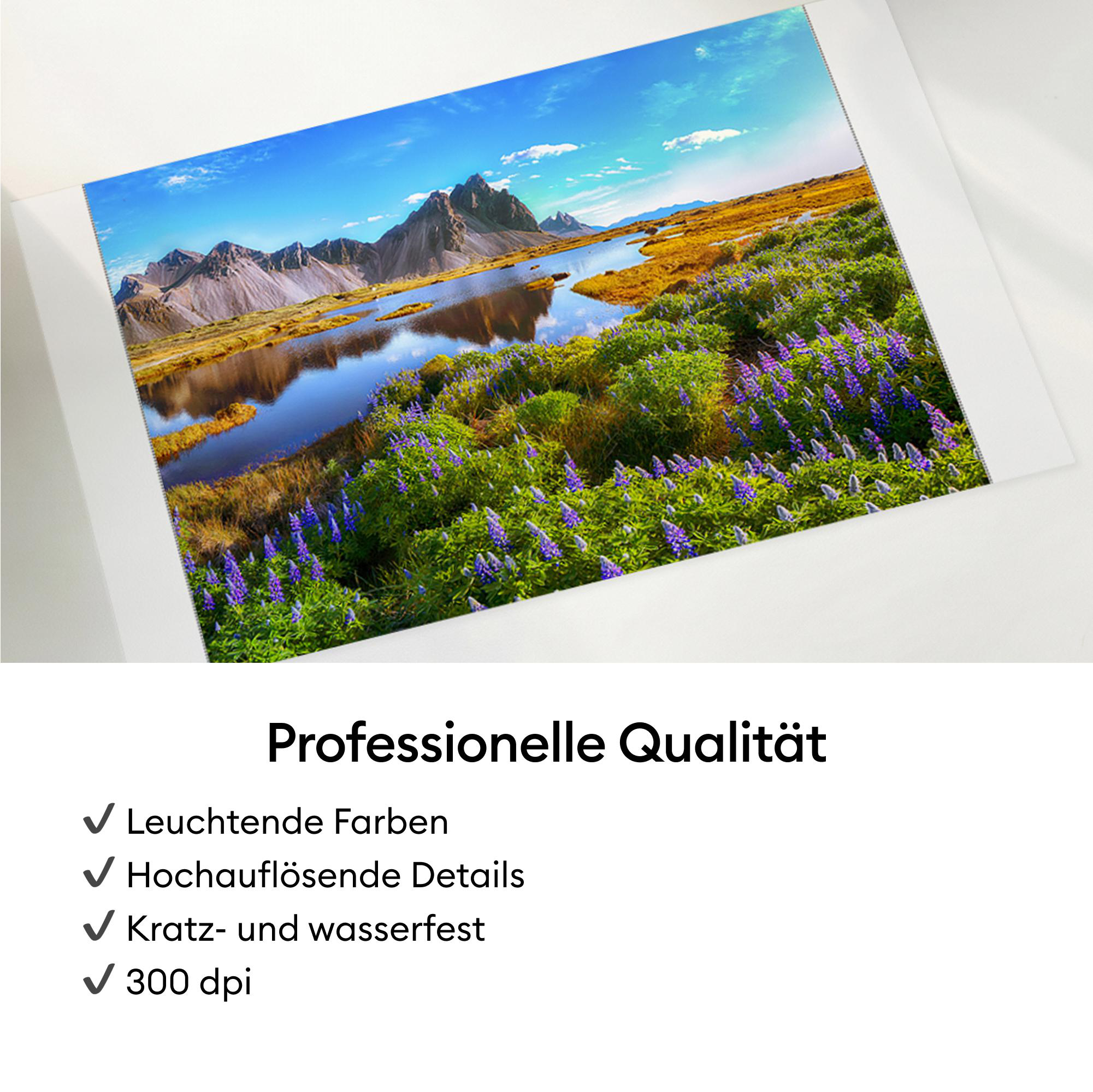 Ein gedrucktes Landschaftsbild mit Bergen, See und violetten Blumen, beworben mit professioneller Qualität.