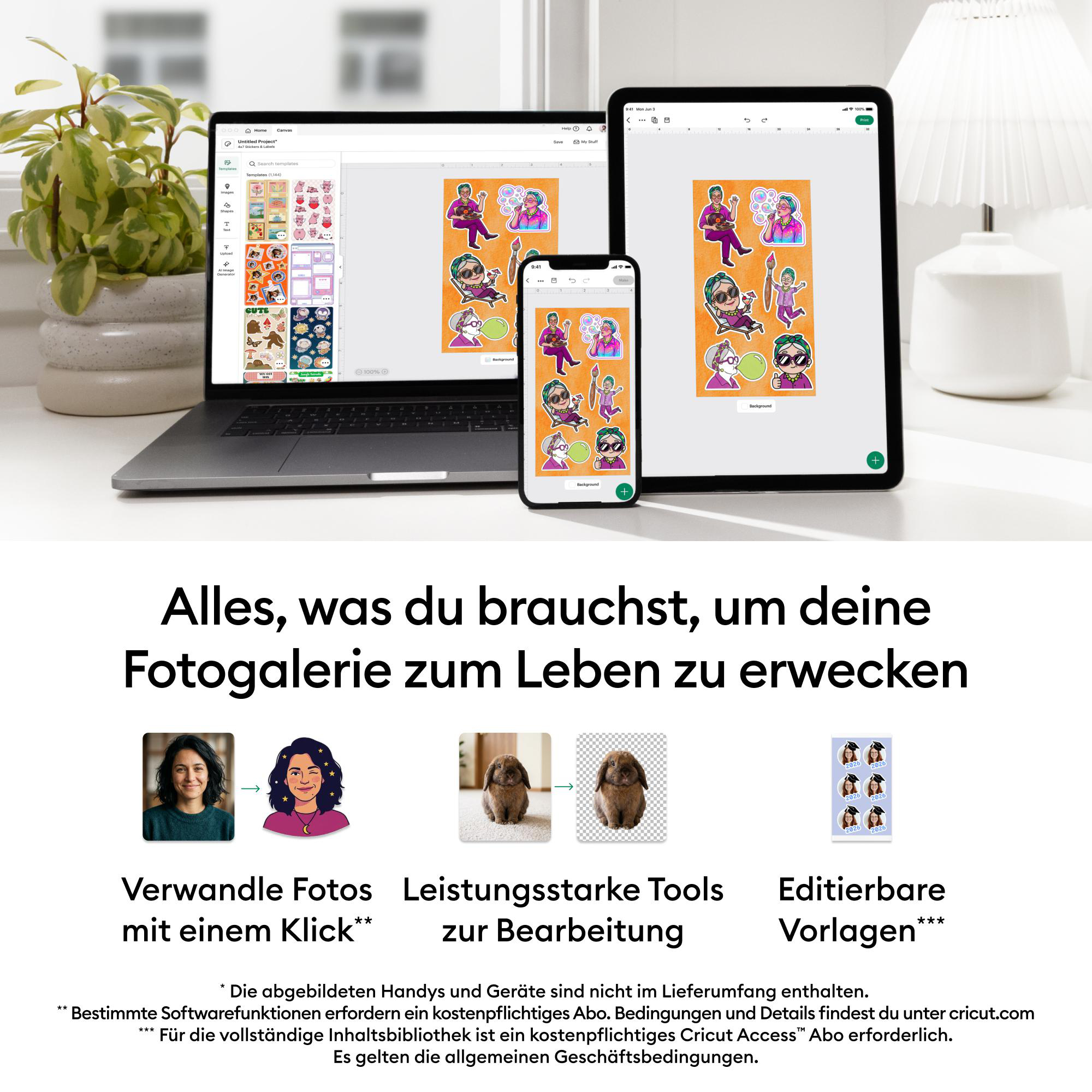 Laptop, Tablet und Smartphone mit Aufkleber-Designsoftware, deutscher Text und Beispielsymbole unten.