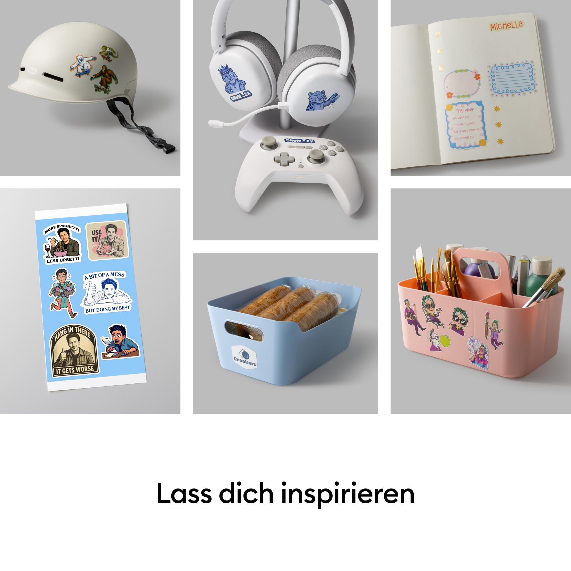 Verschiedene Objekte mit bunten Stickern verziert, darunter ein Helm, Kopfhörer, ein Notizbuch und ein Caddy.
