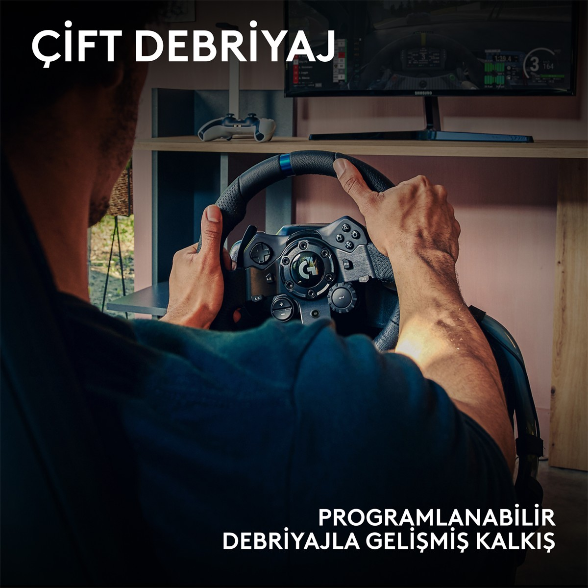 Sürüş simülasyonu oynayan, iki eliyle siyah yarış direksiyonunu tutan bir kişi, arkada ekran var.