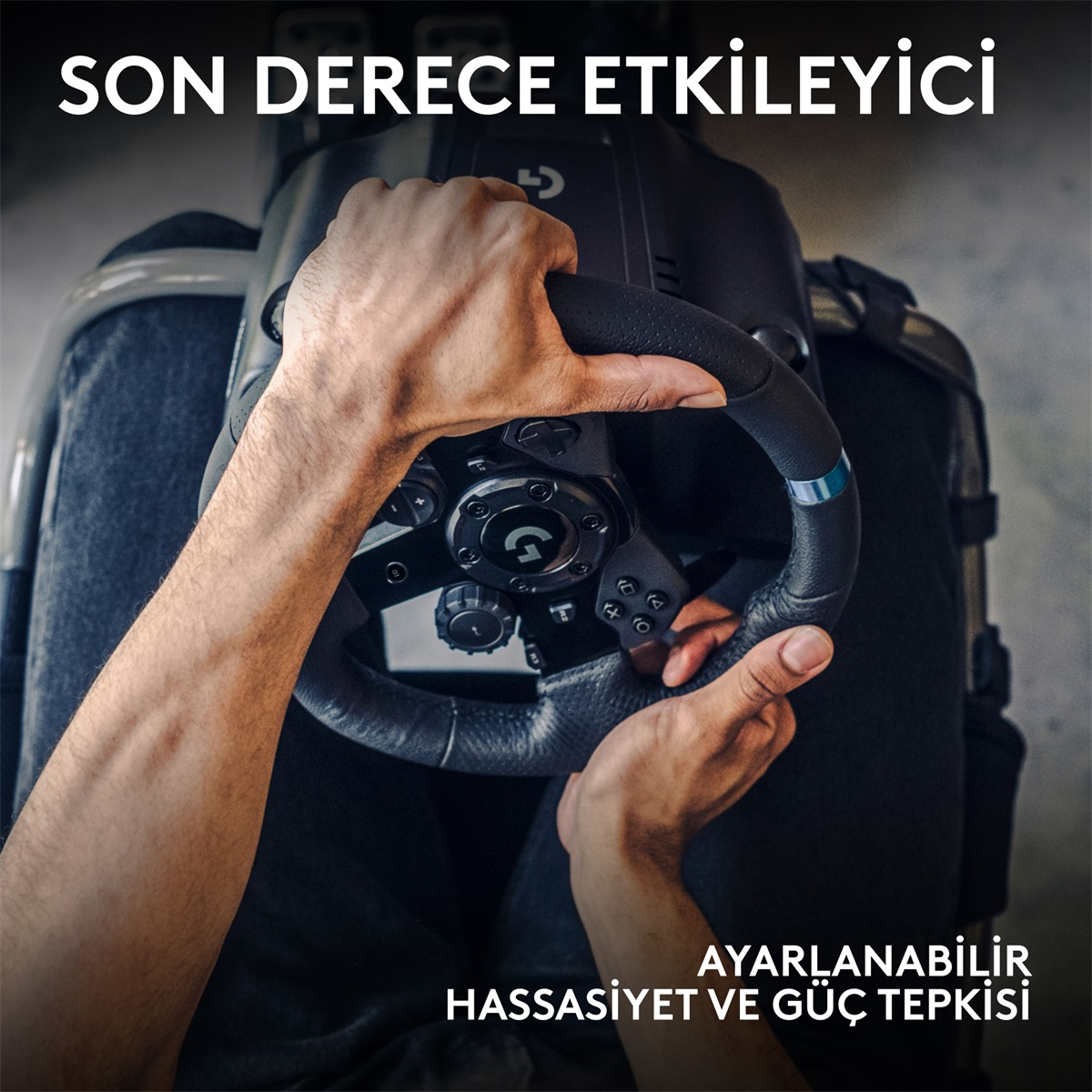 Oturmakta olan bir kişi siyah bir Logitech yarış direksiyonunu tutuyor. Üstte ve altta Türkçe metin var.