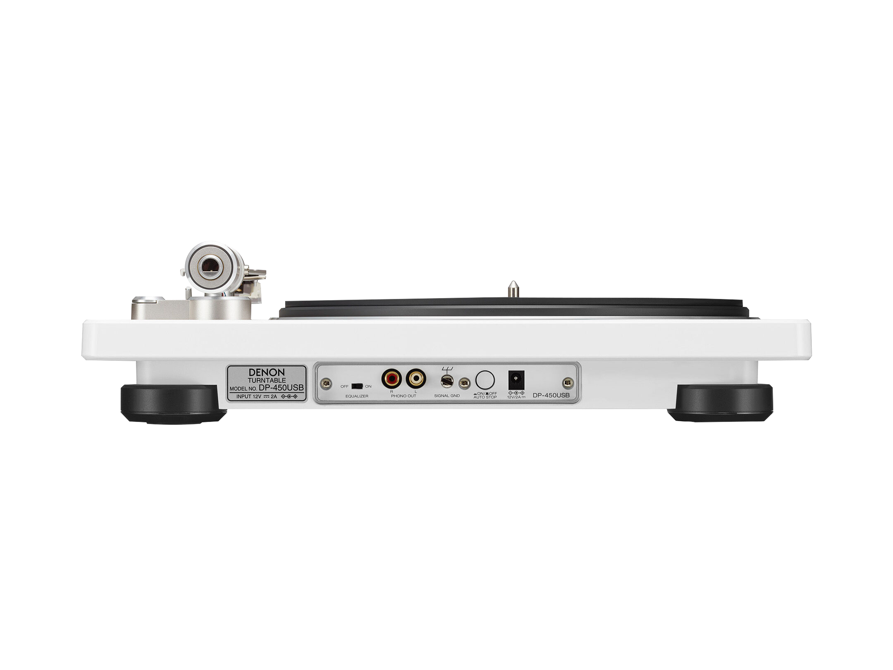 Die Rückseite eines weißen Denon DP-450USB Plattenspielers zeigt Anschlüsse und den Tonarm auf schwarzem Grund.