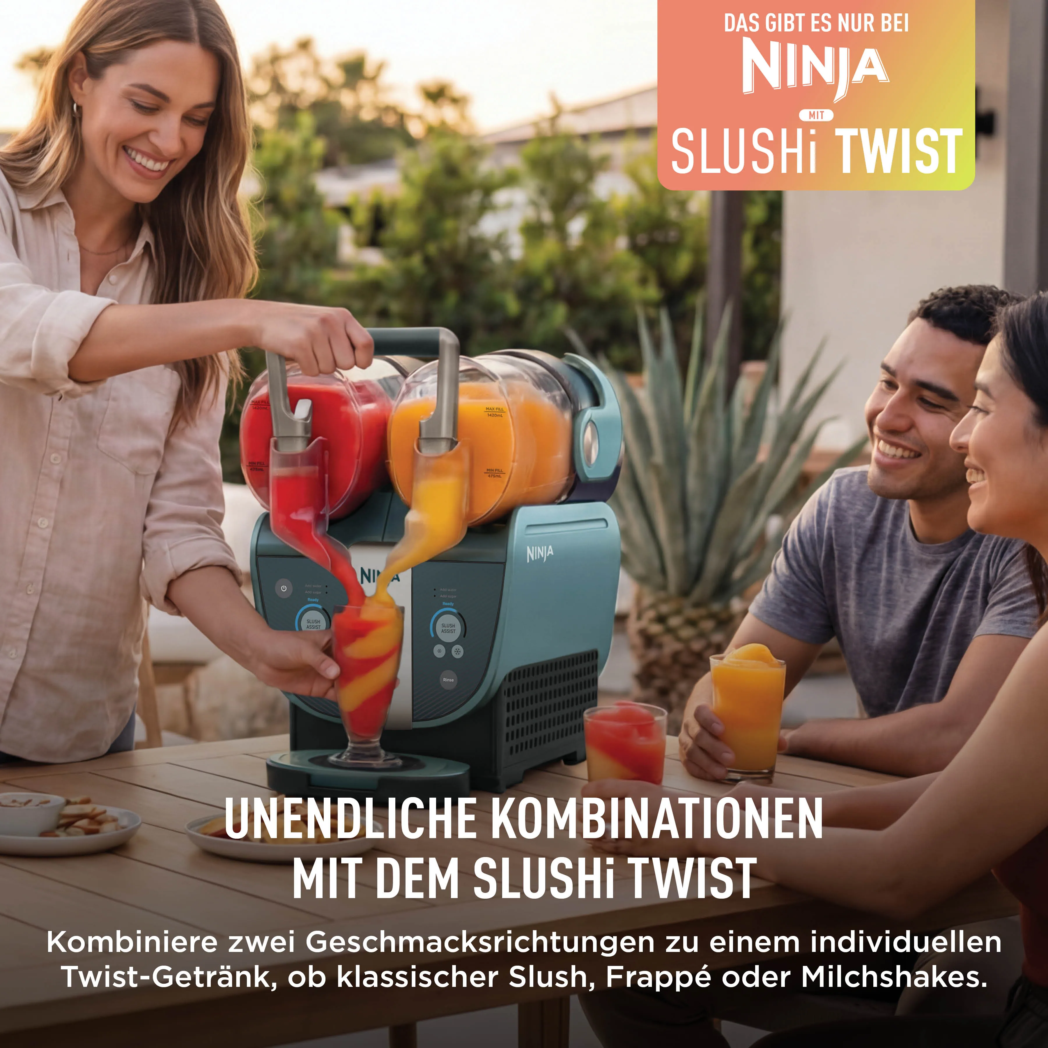 Eine lächelnde Frau zapft draußen mit einer Ninja-Maschine einen zweifarbigen Slushie in ein Glas.