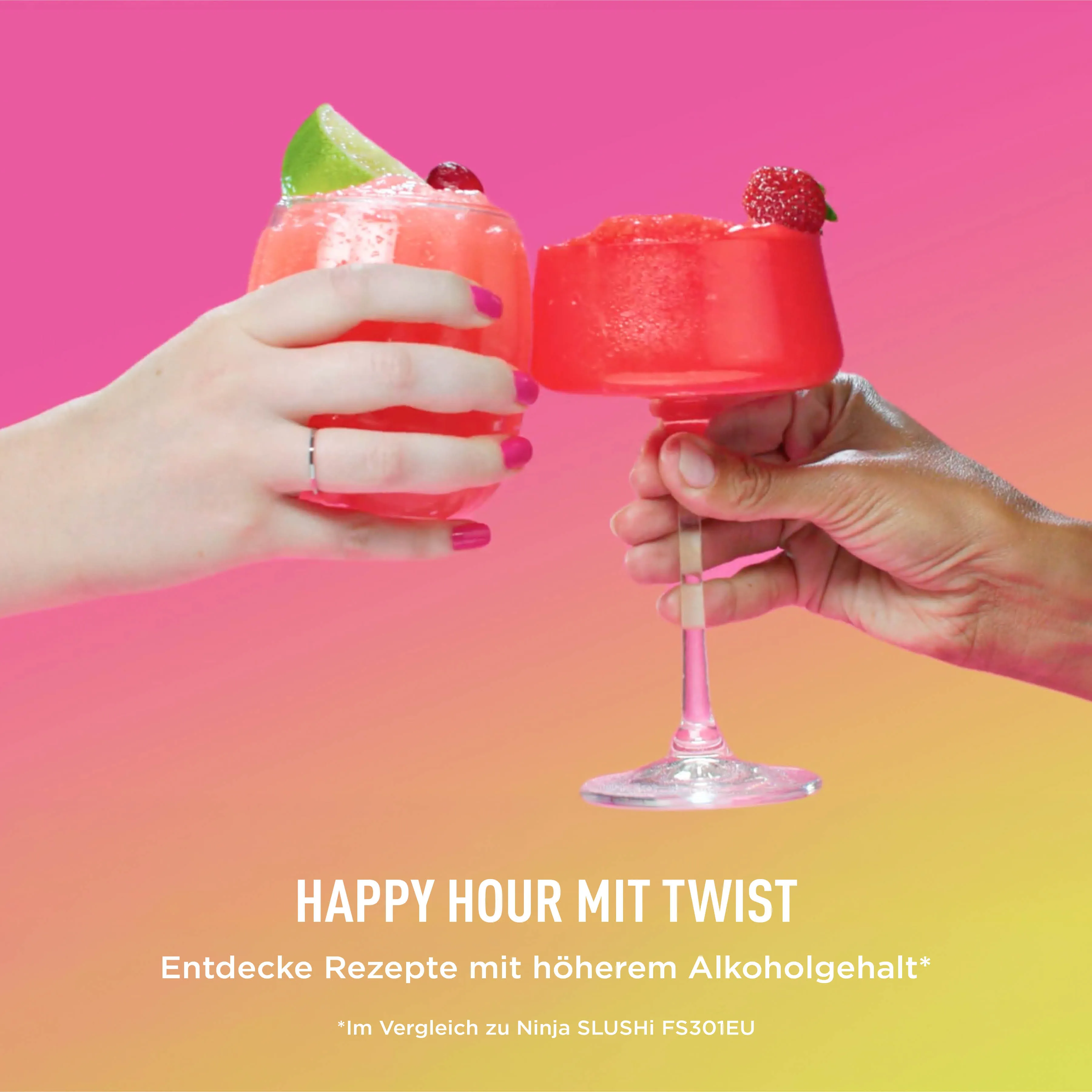 Zwei Hände stoßen mit roten Cocktails an, garniert mit Limette und Beeren, vor pink-gelbem Hintergrund.