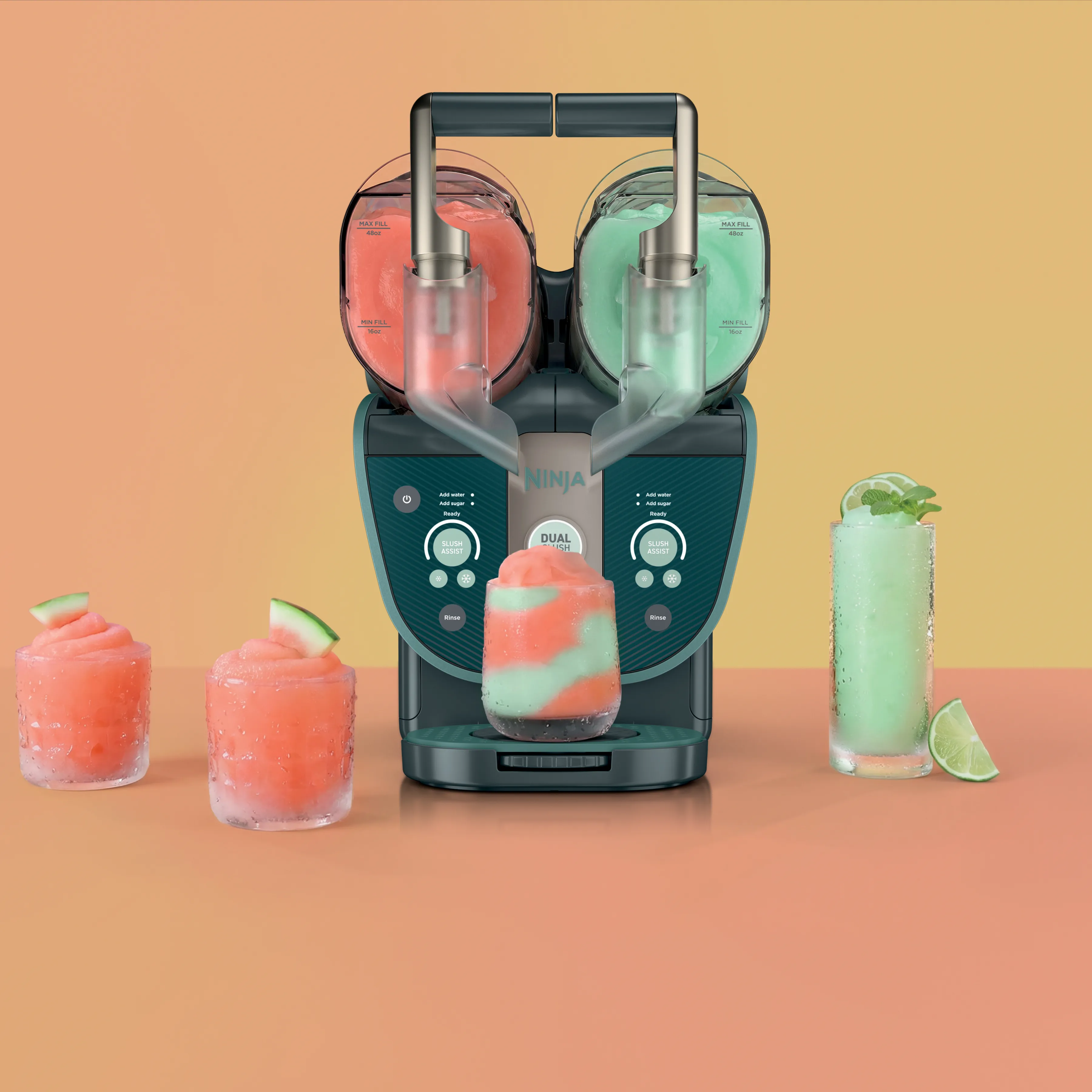 Eine Ninja Slushy-Maschine mit zwei Kammern füllt rosa und grüne Getränke in Gläser auf einem orangefarbenen Hintergrund.