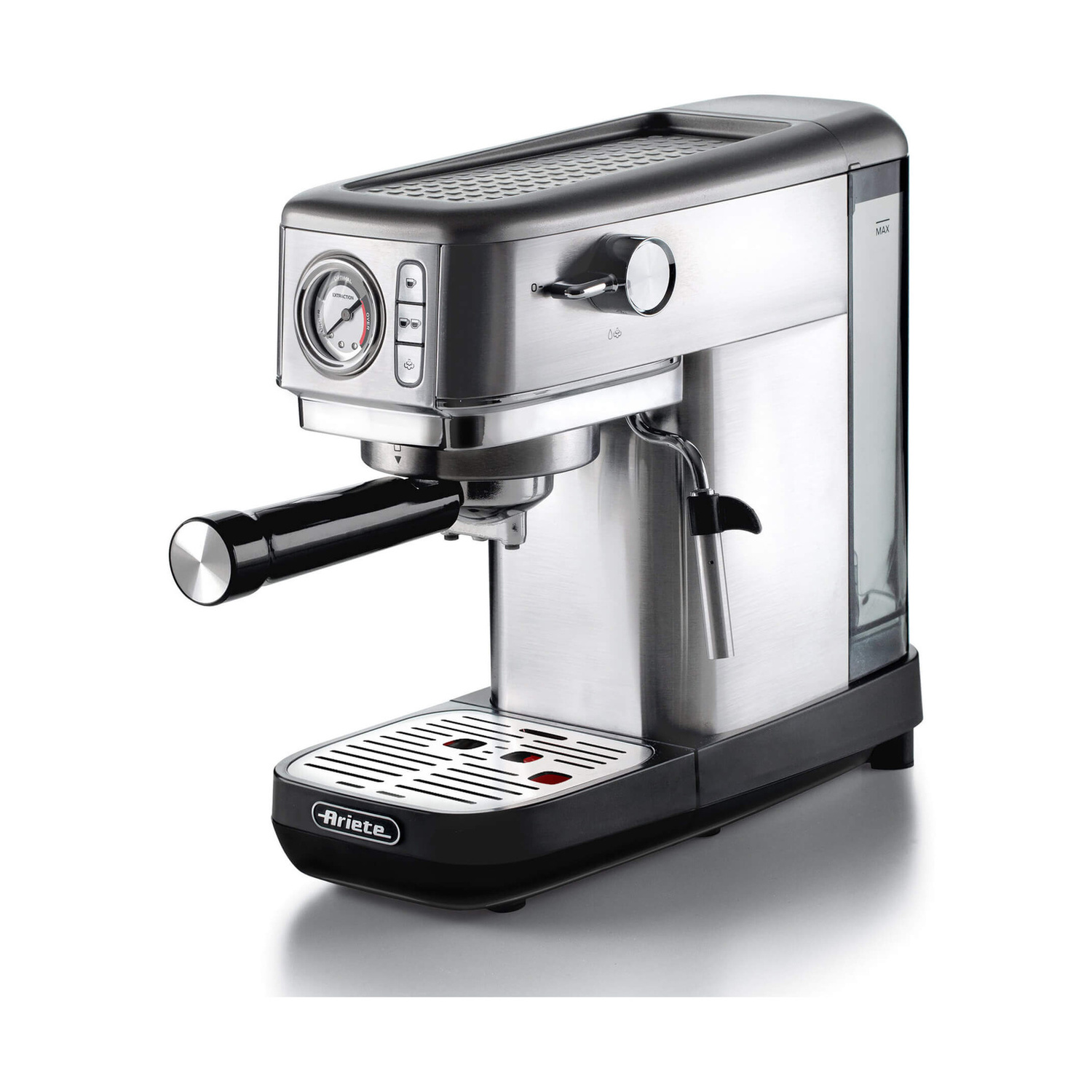 Moderna macchina da caffè espresso in acciaio inox con manico nero e manometro su fondo bianco.