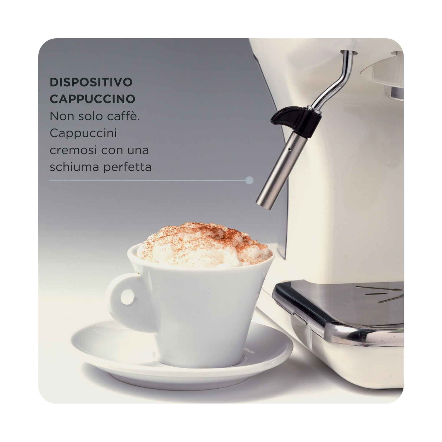 Una macchina da caffè bianca con lancia vapore e una tazza di cappuccino con cacao.