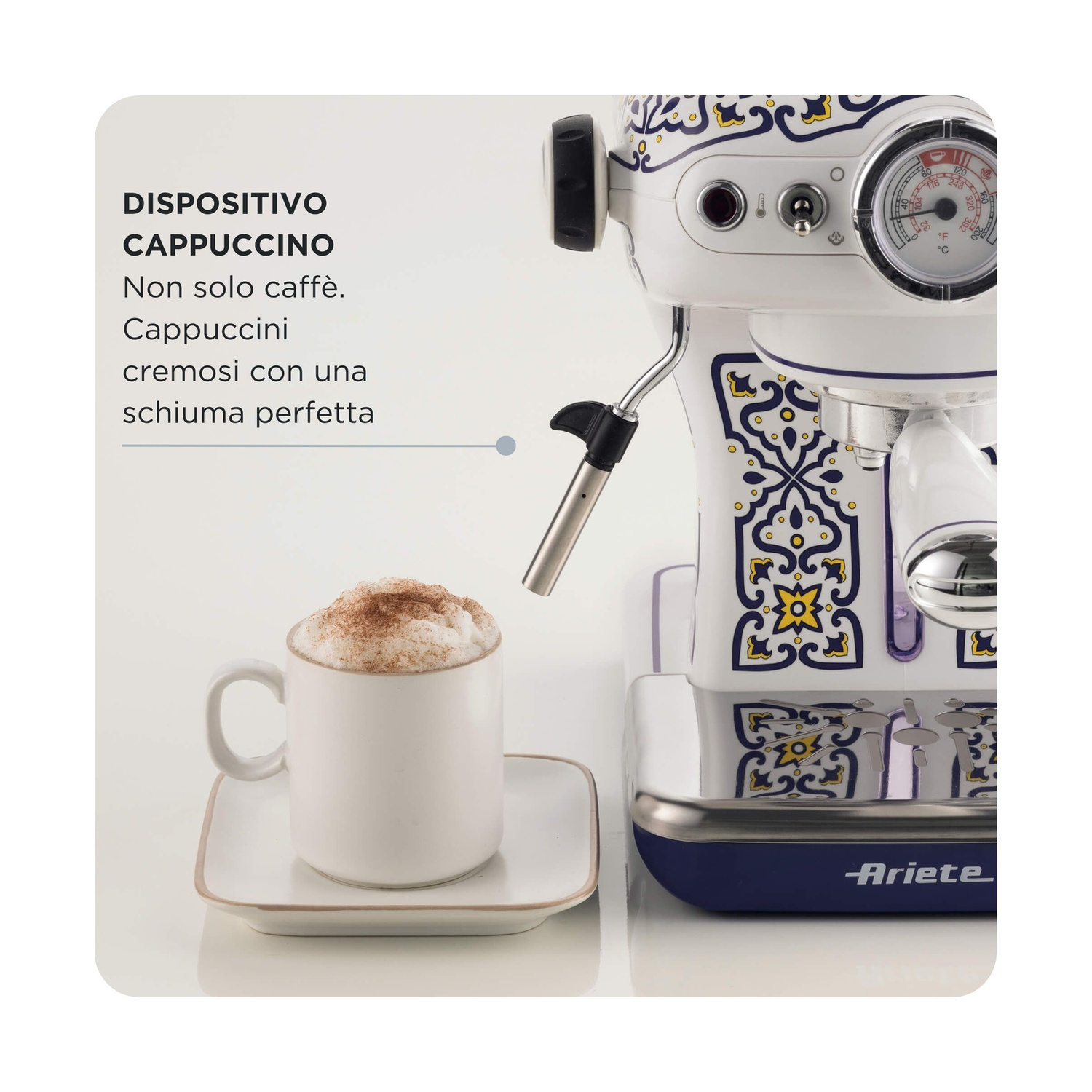 Macchina da caffè bianca con motivo blu e giallo, lancia vapore e tazza di cappuccino.