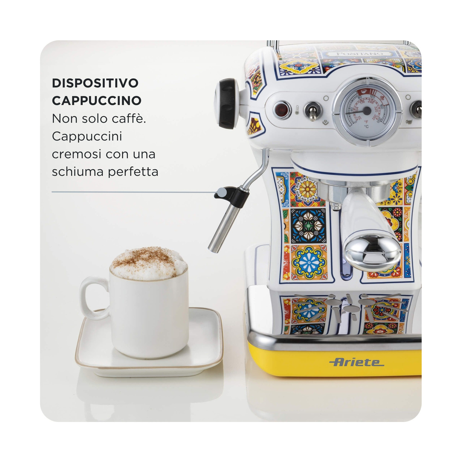 Macchina da caffè Ariete con motivi colorati, lancia vapore e una tazza di cappuccino su sfondo bianco.