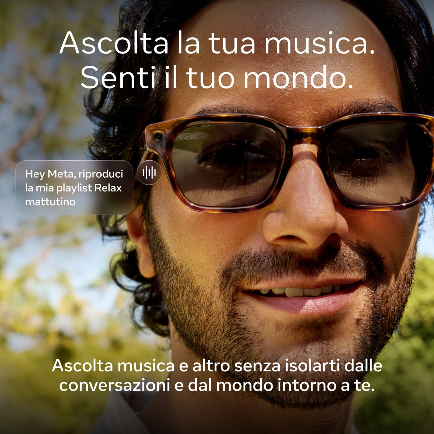 Un uomo con gli occhiali da sole sorride all'aperto, con testo.