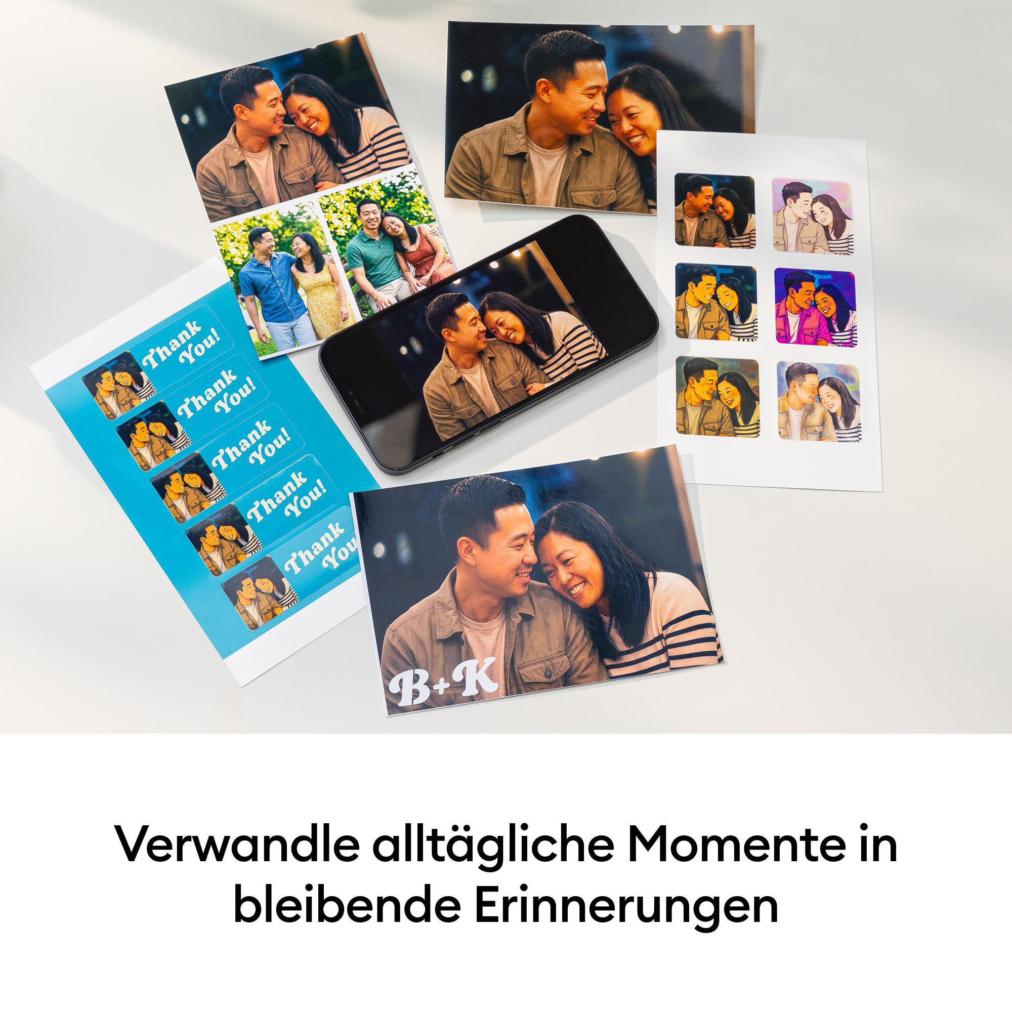 Fotos, Sticker und ein Smartphone mit einem Paar auf einem Tisch.