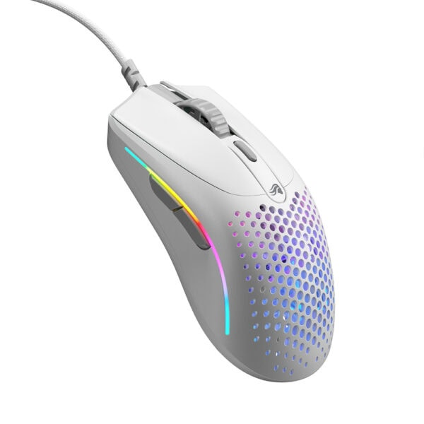 Beyaz arka planda petek desenli ve RGB aydınlatmalı beyaz kablolu oyuncu faresi.
