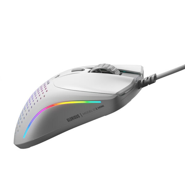 Beyaz arka planda RGB aydınlatmalı ve delikli kasaya sahip beyaz kablolu oyun faresi.