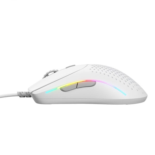 Beyaz arka planda RGB aydınlatmalı ve delikli gövdeli beyaz oyuncu faresi.