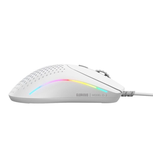 RGB aydınlatmalı ve delikli kasaya sahip beyaz bir oyuncu faresi.