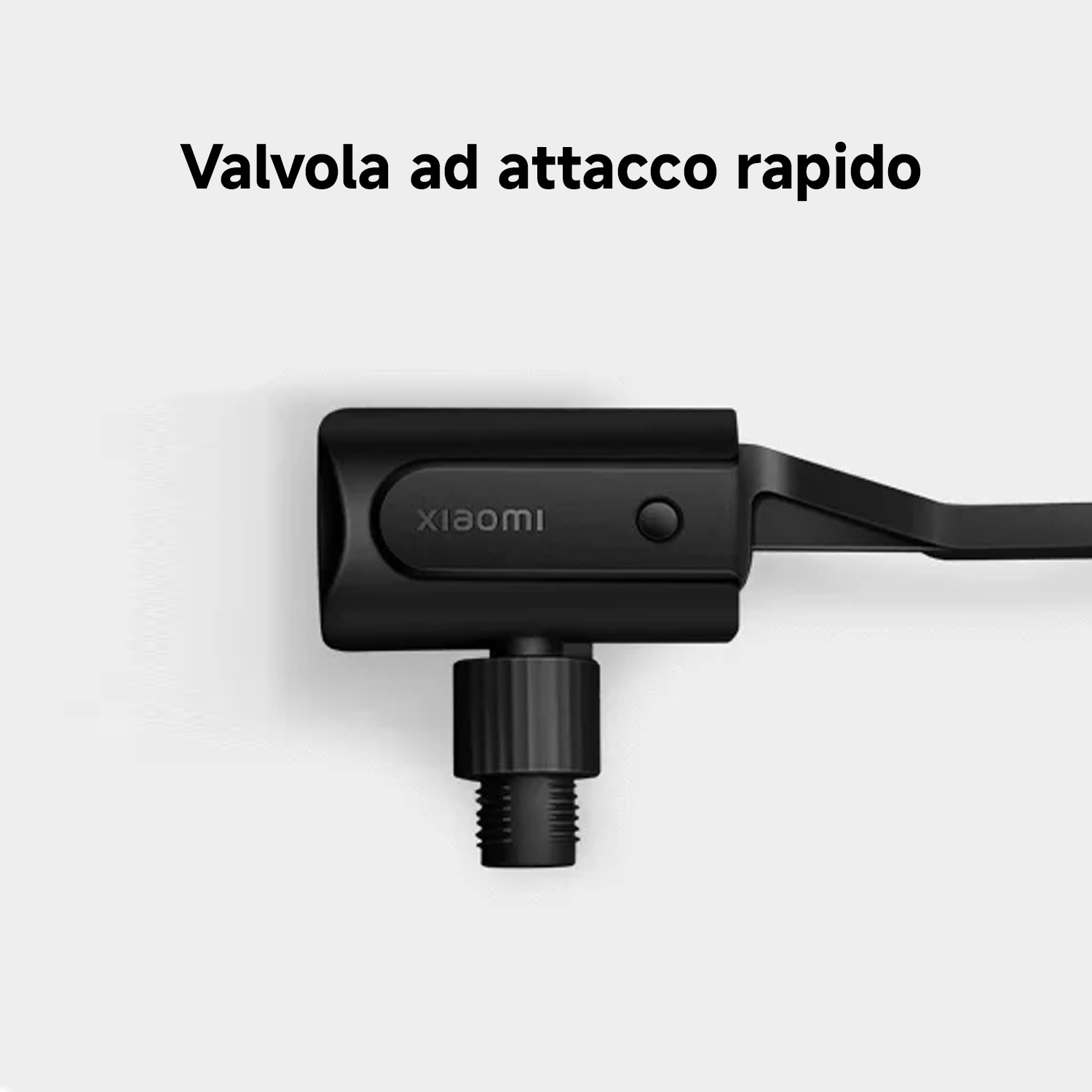 Valvola ad attacco rapido con logo Xiaomi su sfondo chiaro.