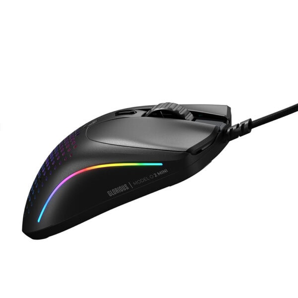 Beyaz arka planda RGB aydınlatmalı siyah kablolu oyuncu mouse'u.