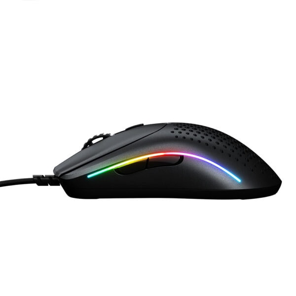 Renkli RGB aydınlatmaya ve delikli kasaya sahip siyah oyuncu faresinin yandan görünümü.