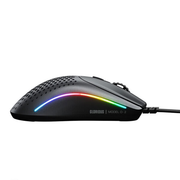 Beyaz arkaplanda RGB aydınlatmalı ve delikli gövdeli siyah oyuncu faresi.