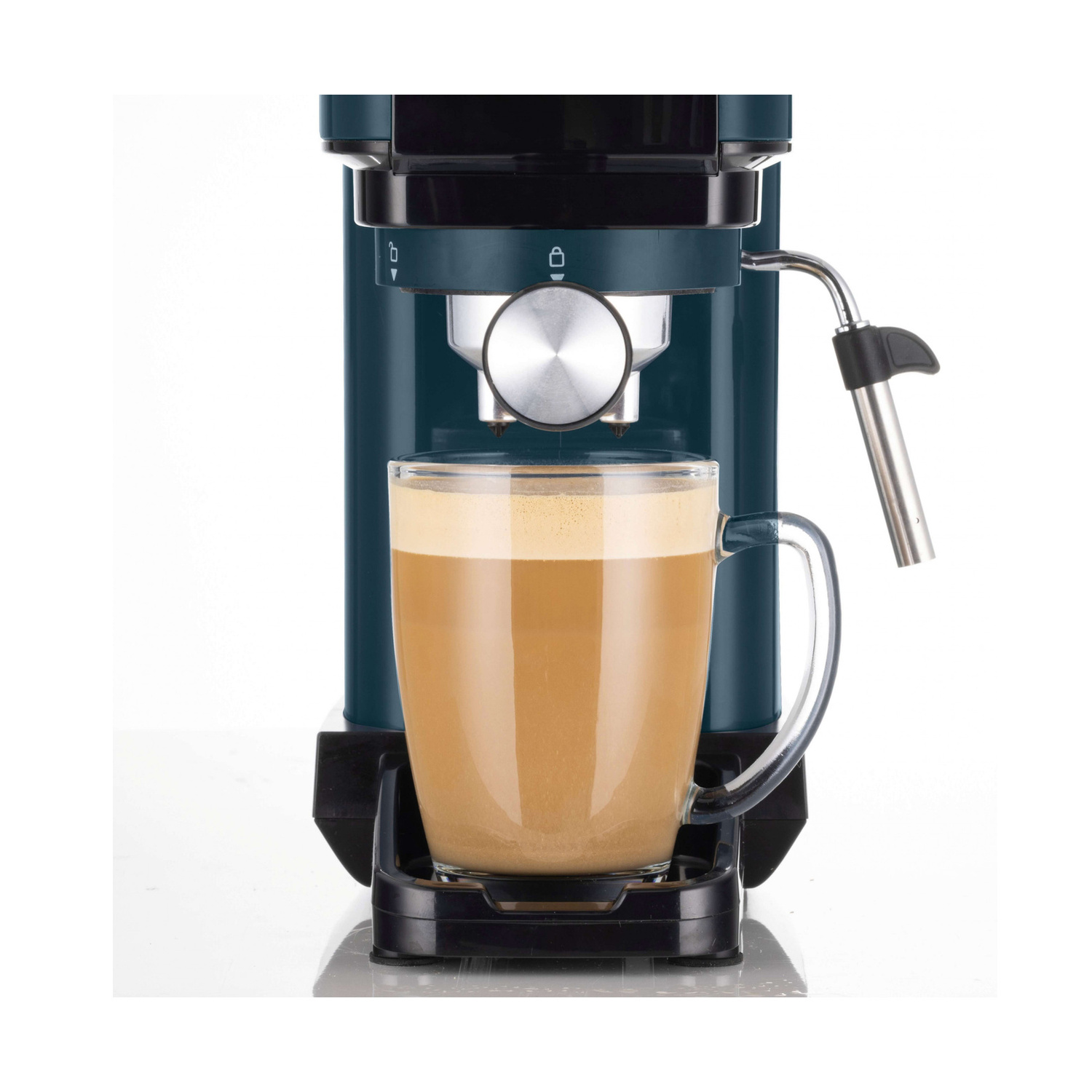 Una macchina da caffè verde riempie una grande tazza di vetro.