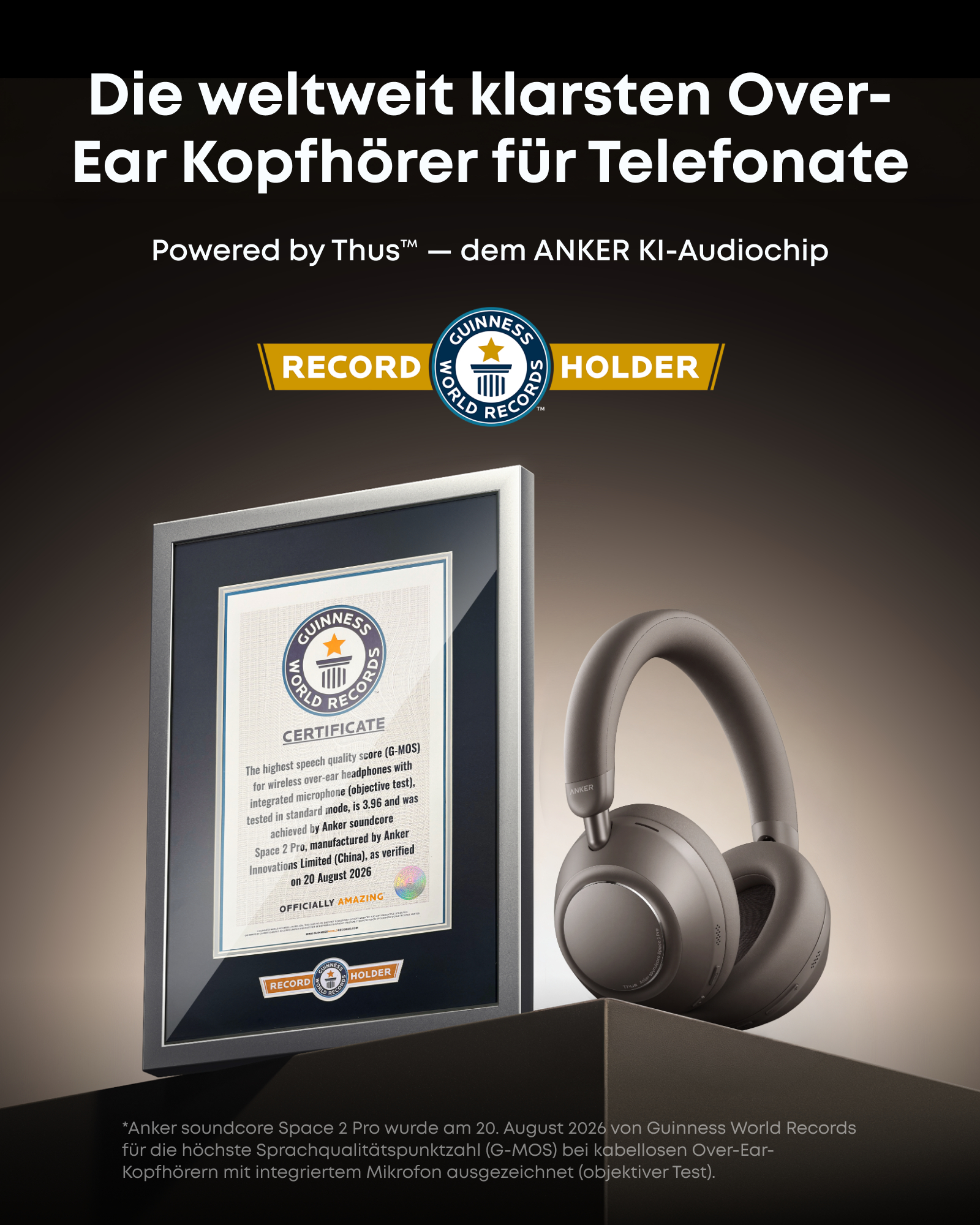 Eine gerahmte Guinness World Records Urkunde steht neben grauen Over-Ear-Kopfhörern auf einem Podest.