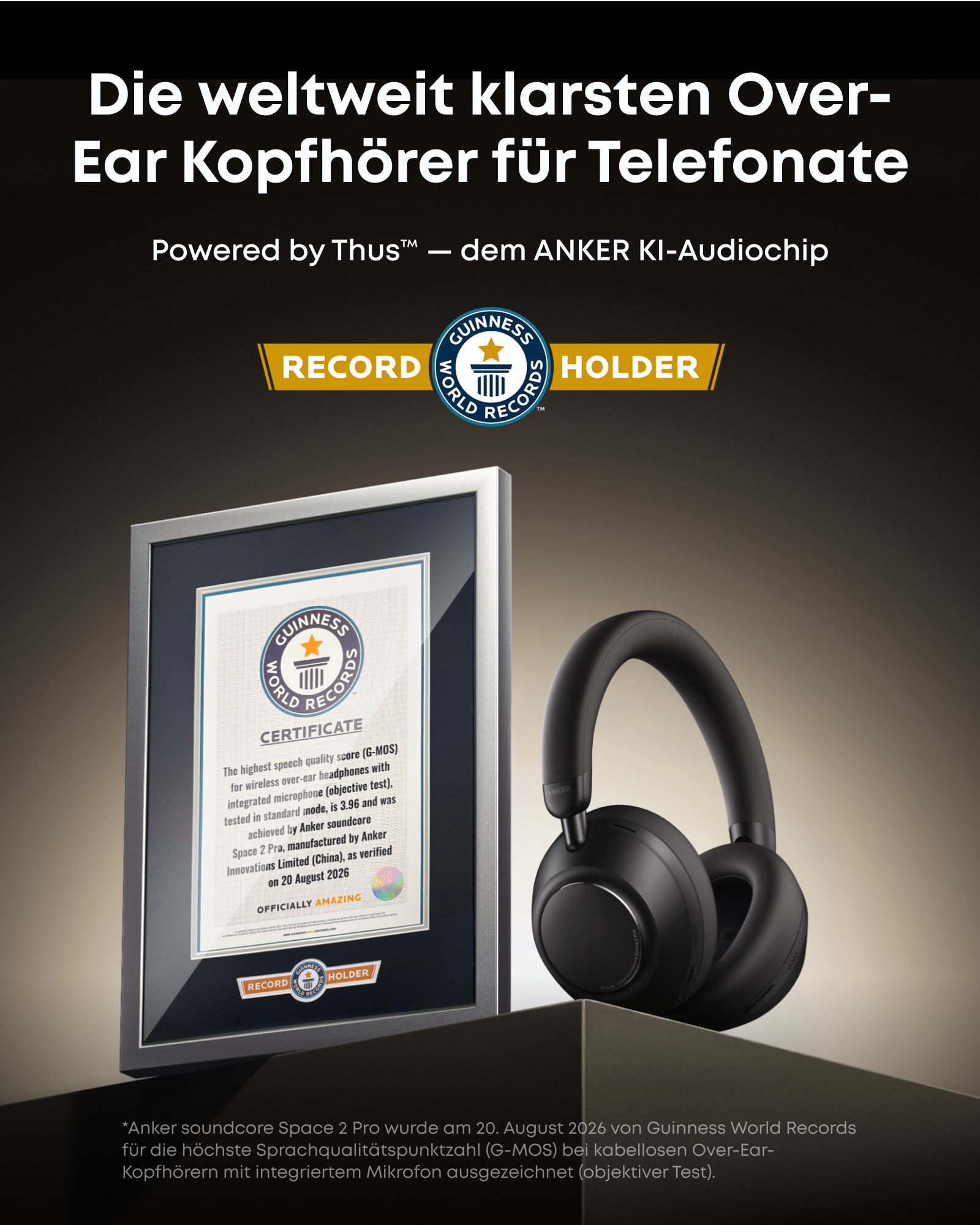 Schwarze Over-Ear-Kopfhörer neben einer Guinness-Weltrekordurkunde auf einem dunklen Tisch.