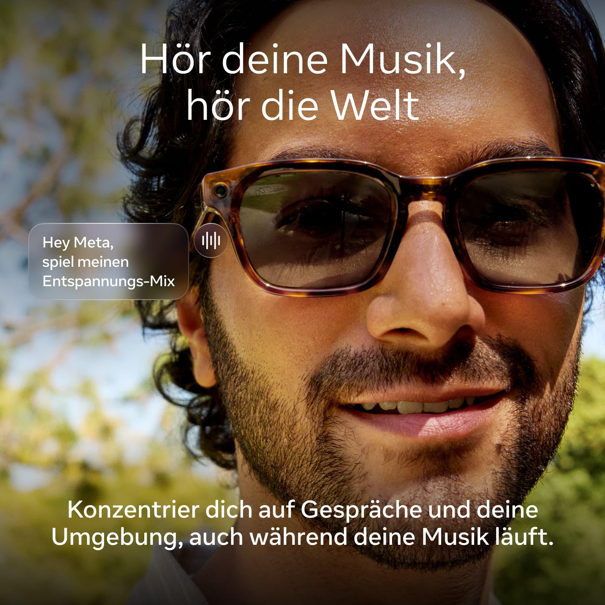 Ein Mann mit Sonnenbrille und Textüberlagerungen lächelt im Freien.