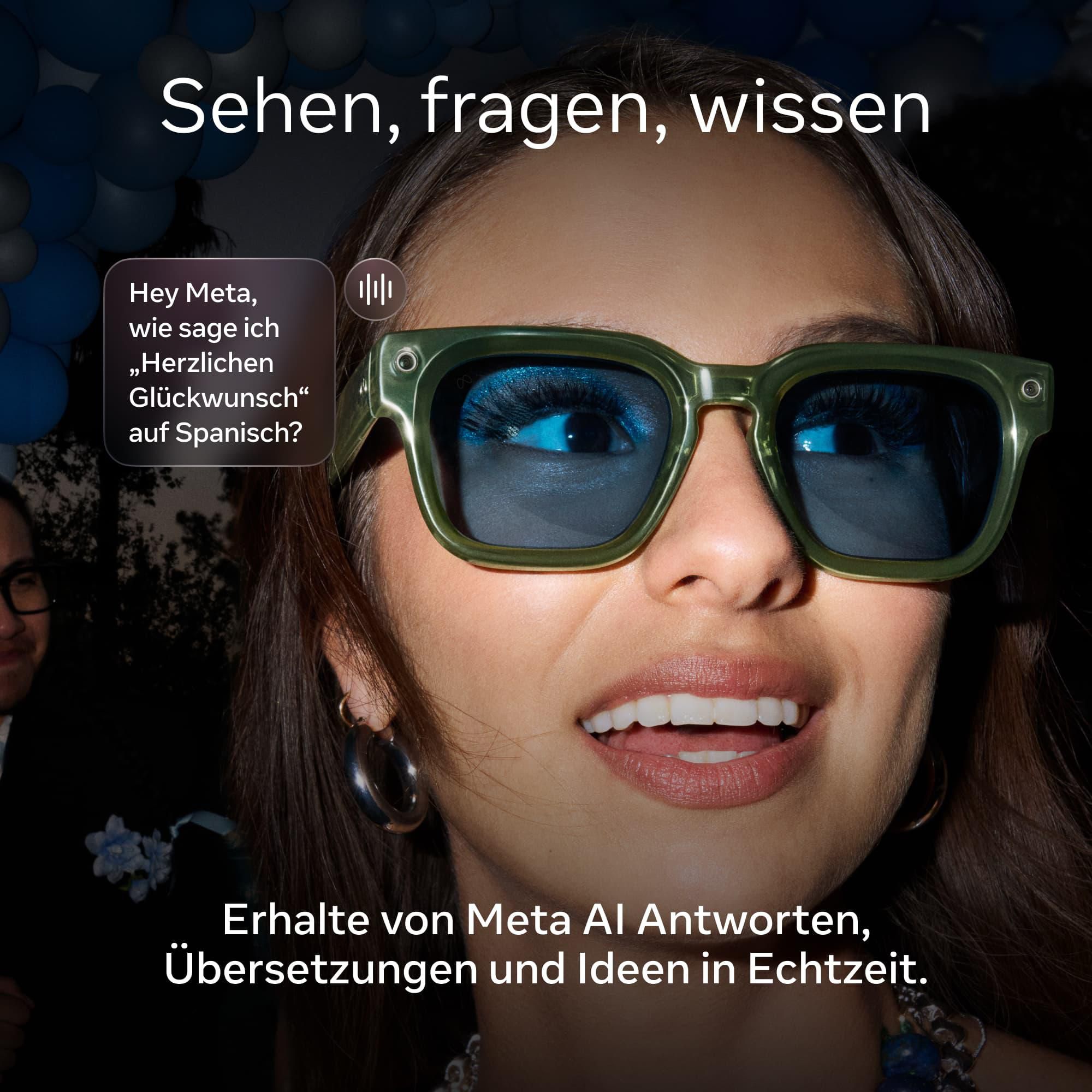 Eine Frau trägt grüne smarte Brillen, ein Sprachassistentenfeld zeigt eine Frage auf Deutsch.