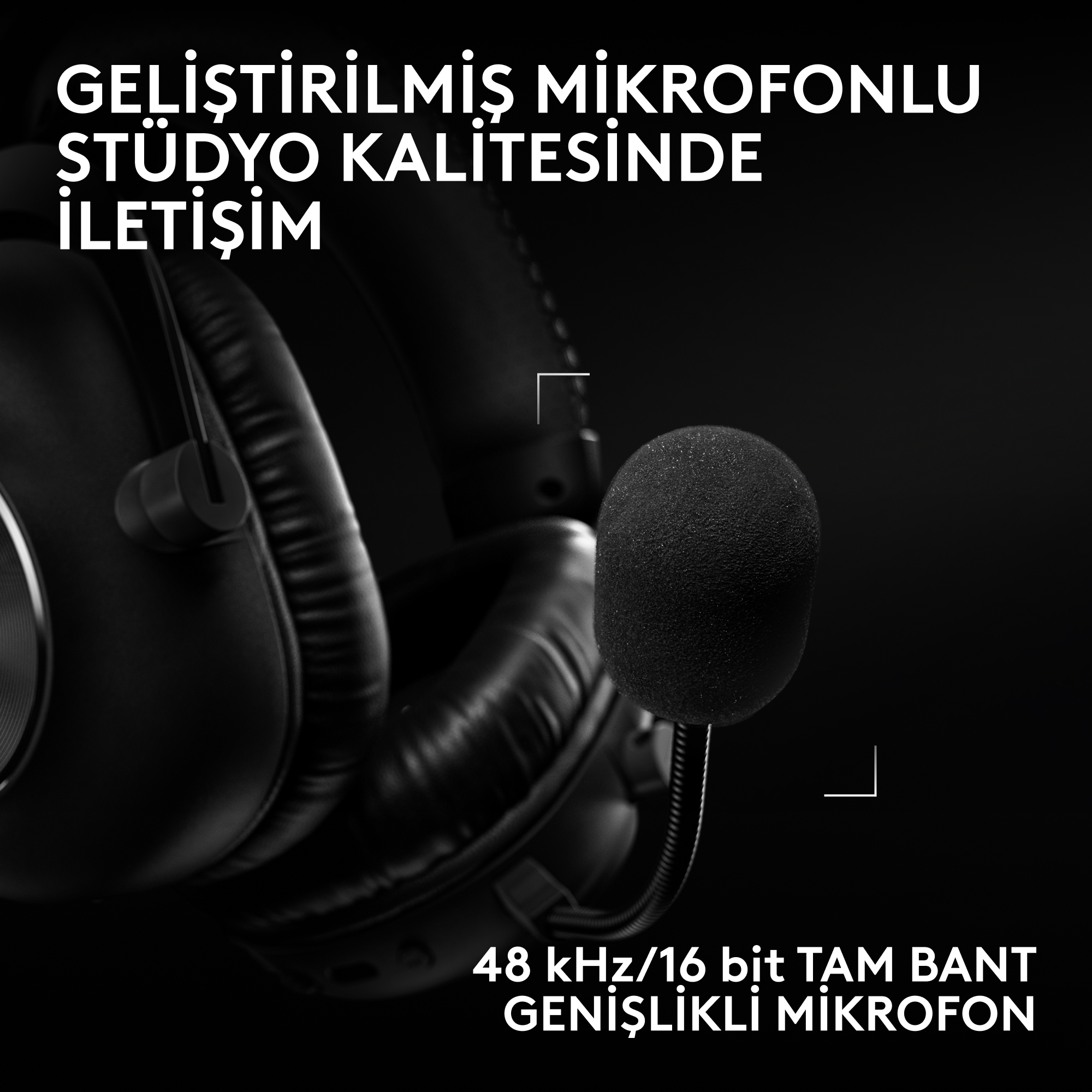 Karanlık arka planda belirgin mikrofonlu siyah oyuncu kulaklığının yakın çekimi, Türkçe tanıtım yazısıyla.