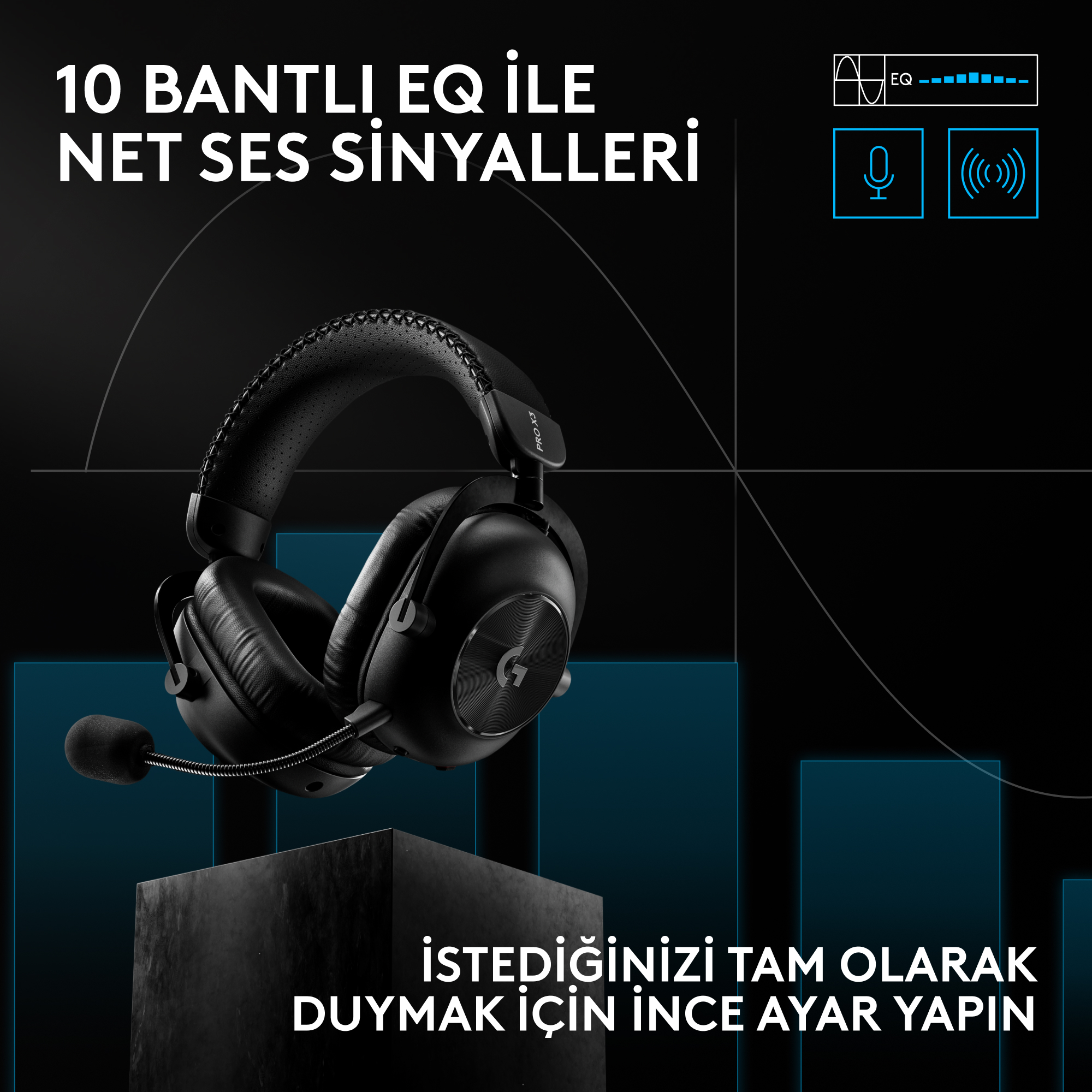 Metinli mavi arka plan önünde kaide üzerinde mikrofonlu siyah Logitech oyuncu kulaklığı.