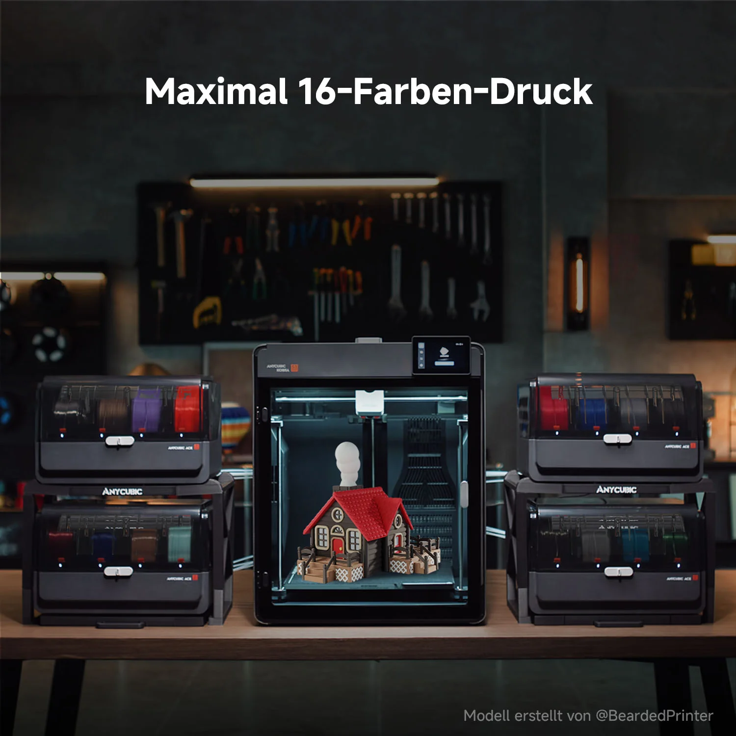 Egy 3D nyomtató egy piros ház modelljével, több filament dobozzal körülvéve.