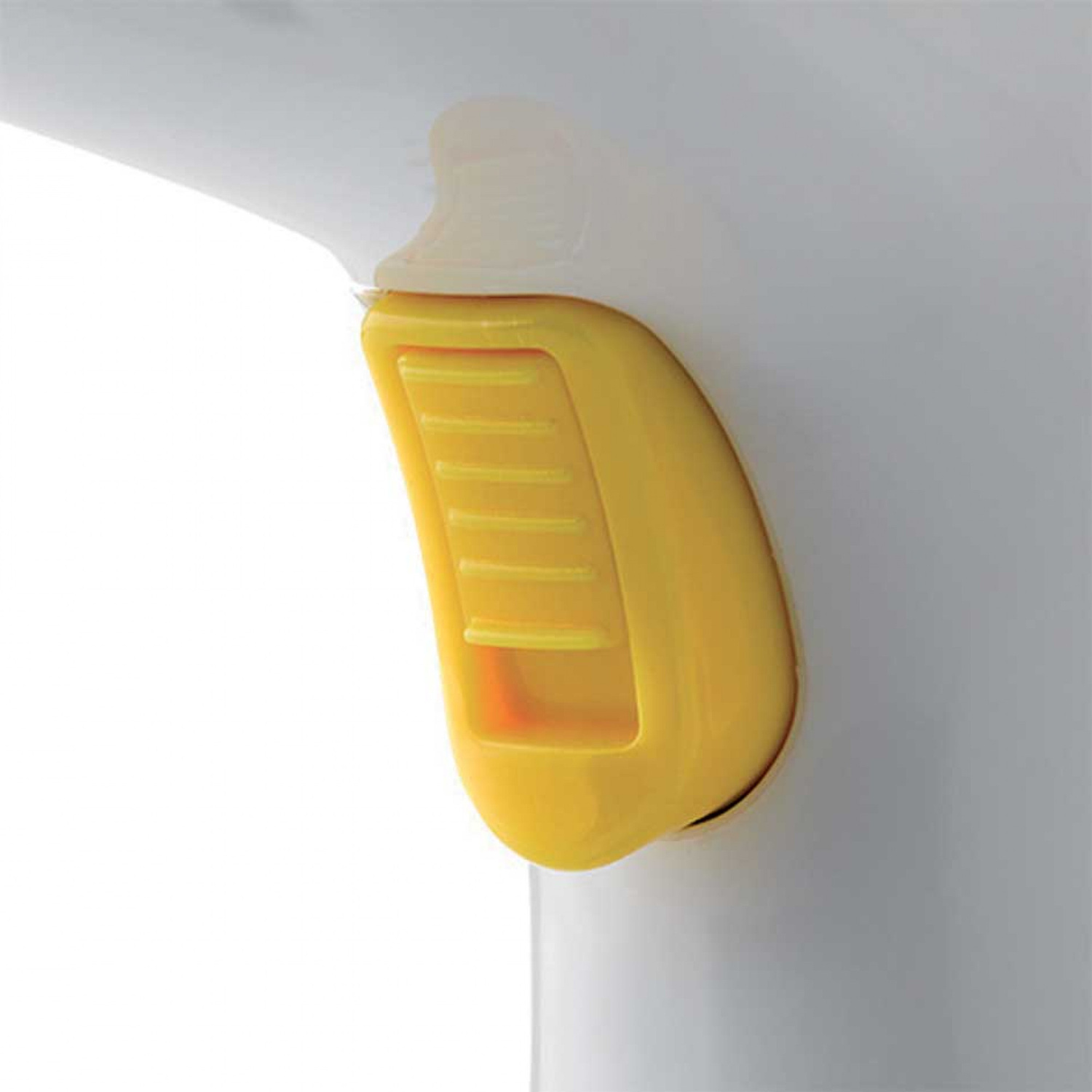 Primo piano di un pulsante a grilletto giallo scanalato su un dispositivo di plastica bianca.