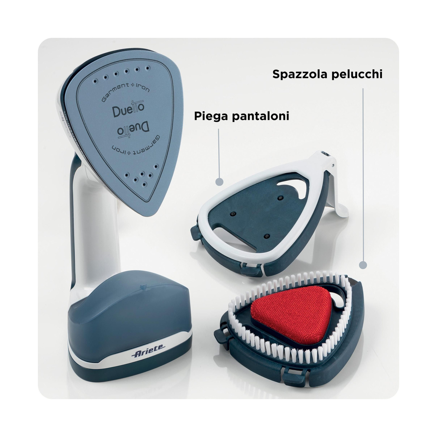 Uno stirapantaloni a vapore blu e bianco con accessori rimovibili per pieghe e pelucchi su sfondo bianco.