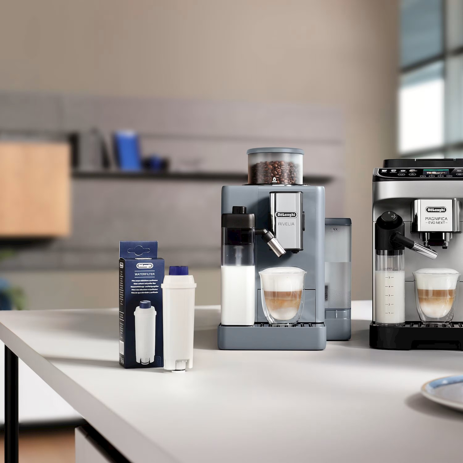Due macchine da caffè e un filtro per l'acqua su un bancone.