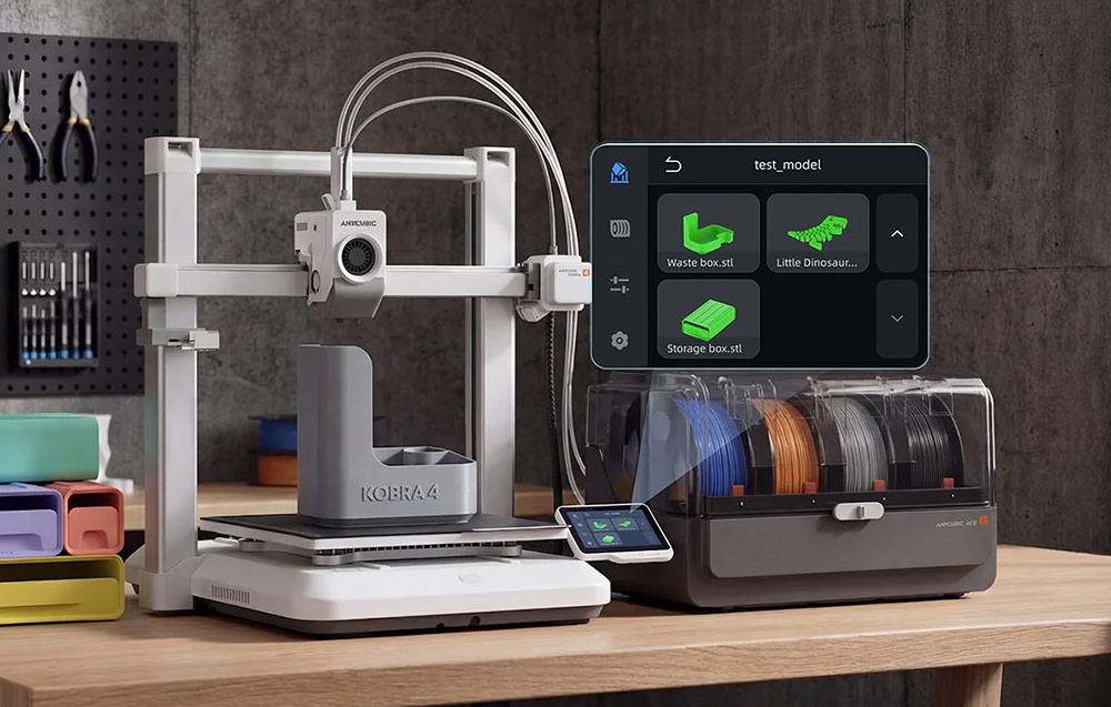 Egy 3D nyomtató izzószál dobozzal és érintőképernyővel Kobra 4 modellt nyomtat egy fa felületen.
