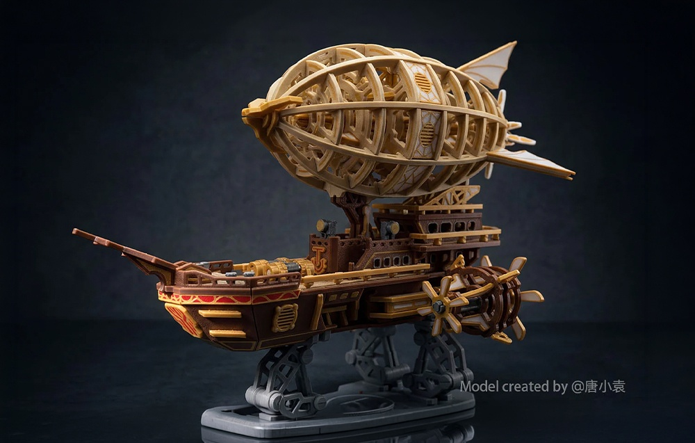 Steampunk léghajó részletes fa modellje, tetején nagy ballonnal és oldalt lapátkerékkel.