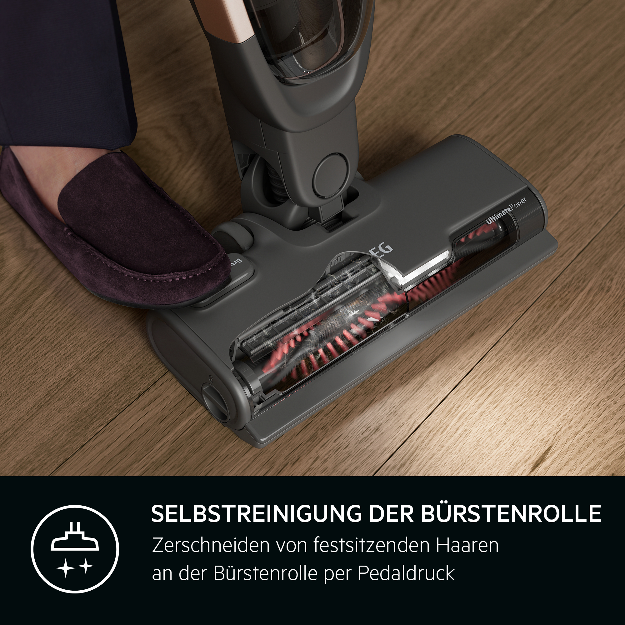 Fuß drückt Pedal am AEG-Staubsauger auf Holzboden zur Bürstenreinigung.