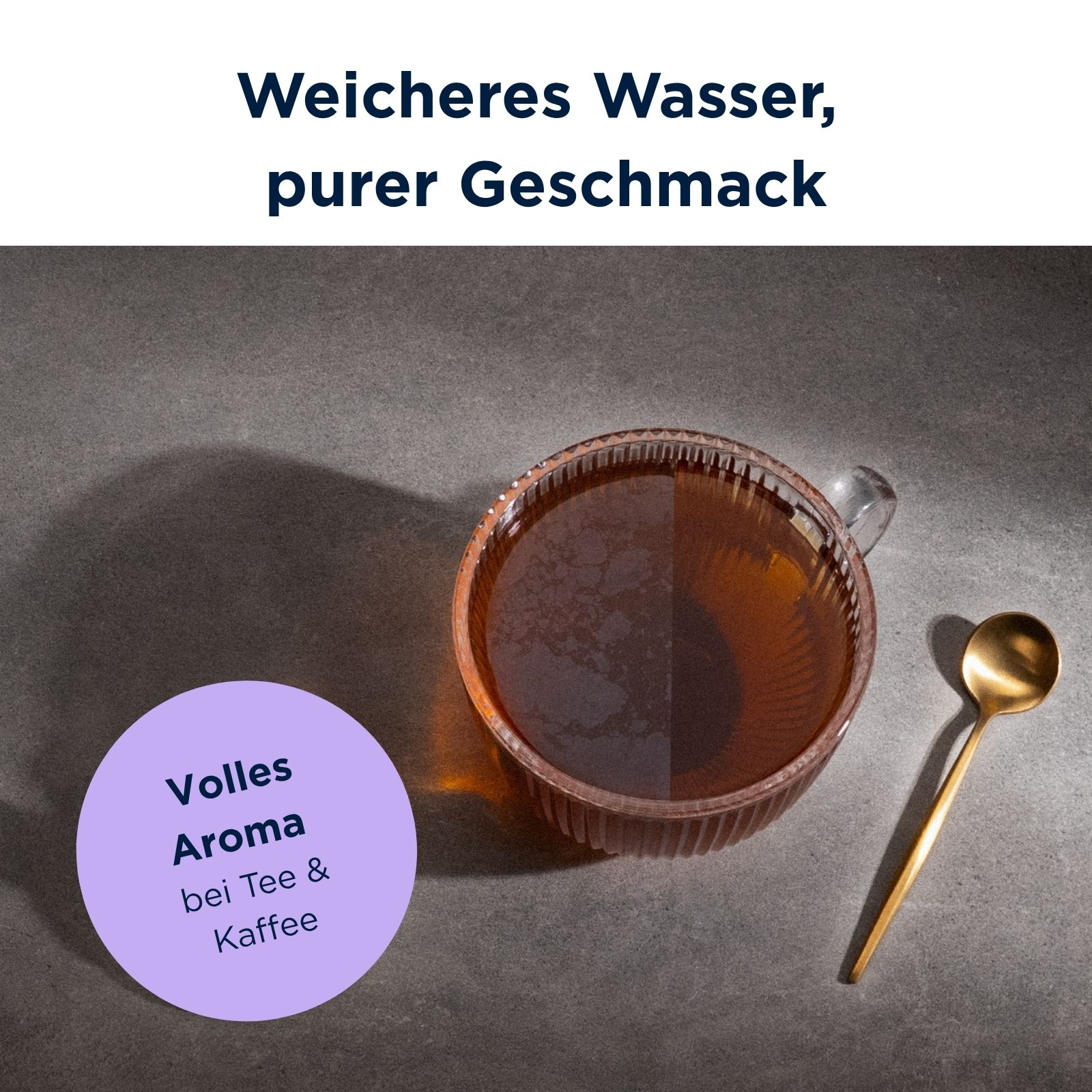 Eine Tasse Tee mit goldenem Löffel auf dunklem Untergrund, begleitet von Texten auf Deutsch über Wasser und Aroma.