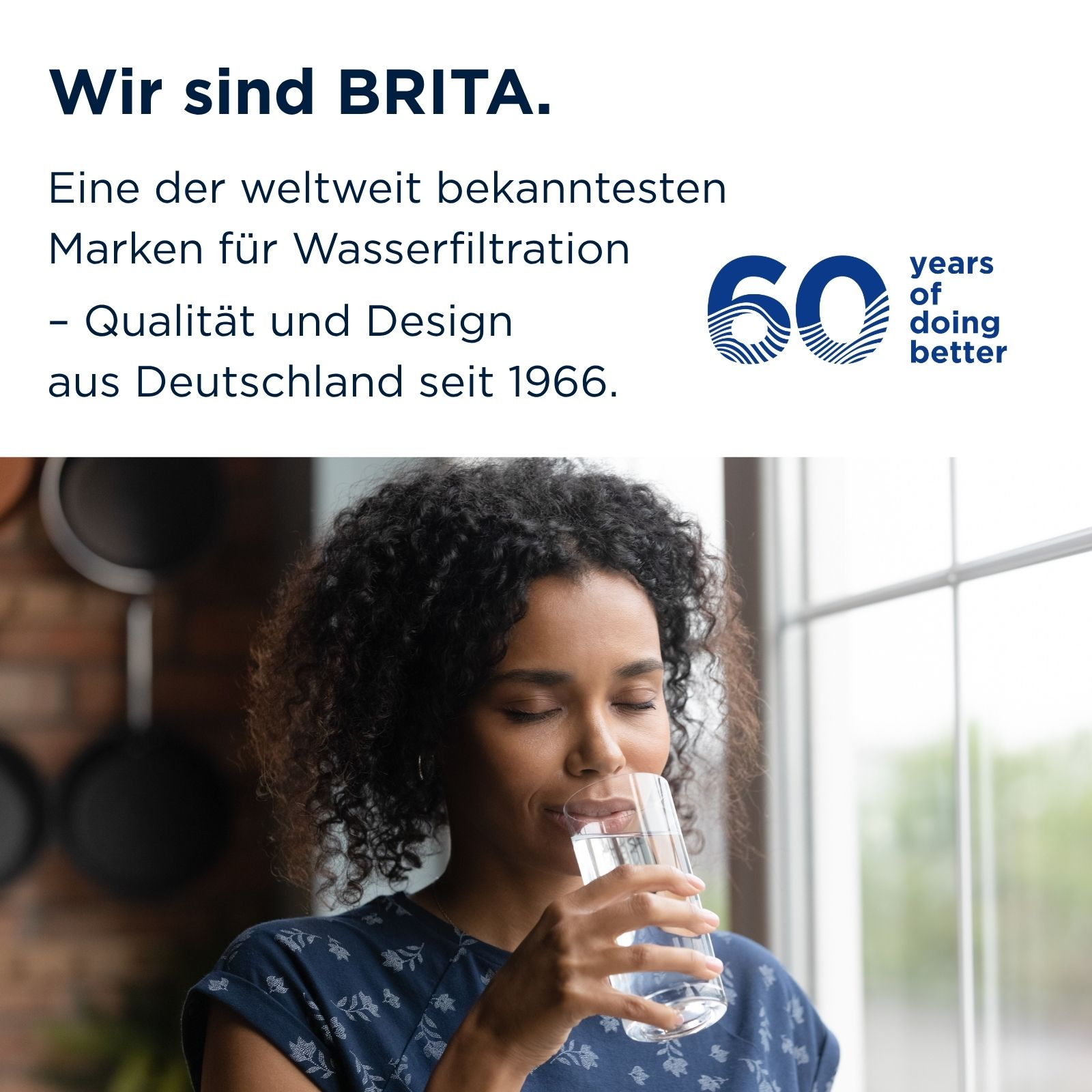 Eine Frau trinkt Wasser aus einem Glas neben einem Fenster; oben steht Text über Brita und 60 Jahre Jubiläum.
