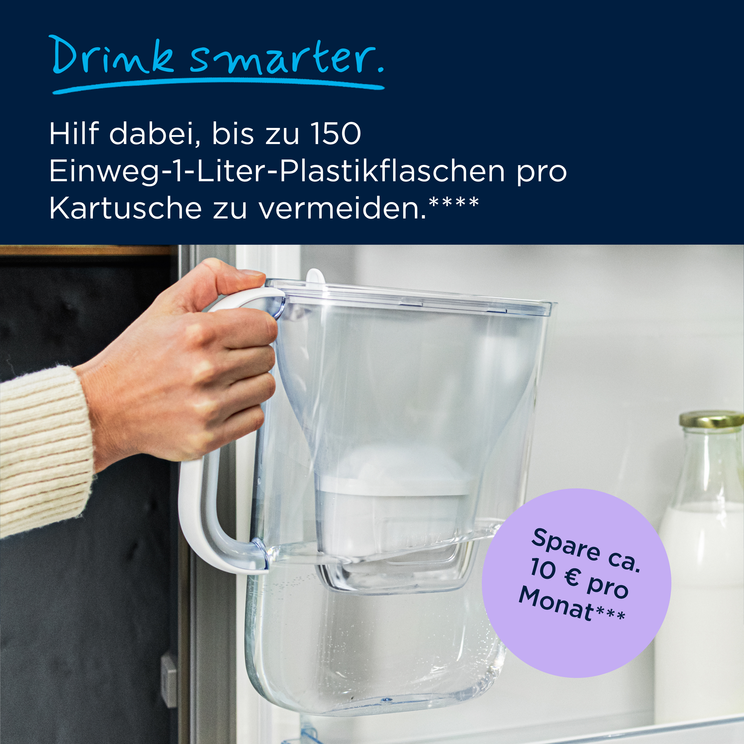 Eine Hand hält eine transparente Wasserfilterkanne aus Plastik vor einem geöffneten Kühlschrank.