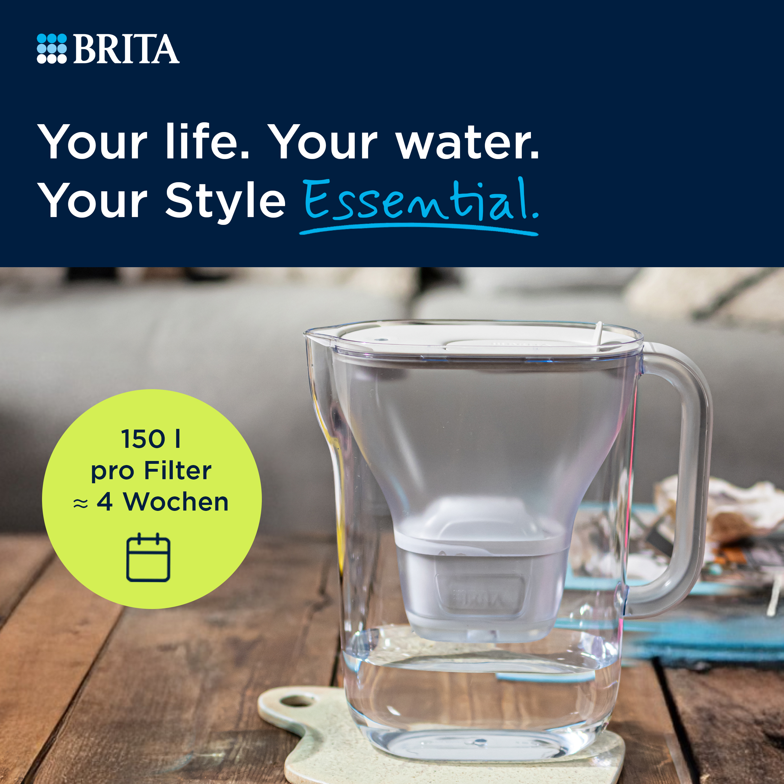Eine Brita Wasserfilterkanne auf Holztisch mit Textüberlagerung und grünem Kreis zur Filterkapazität.