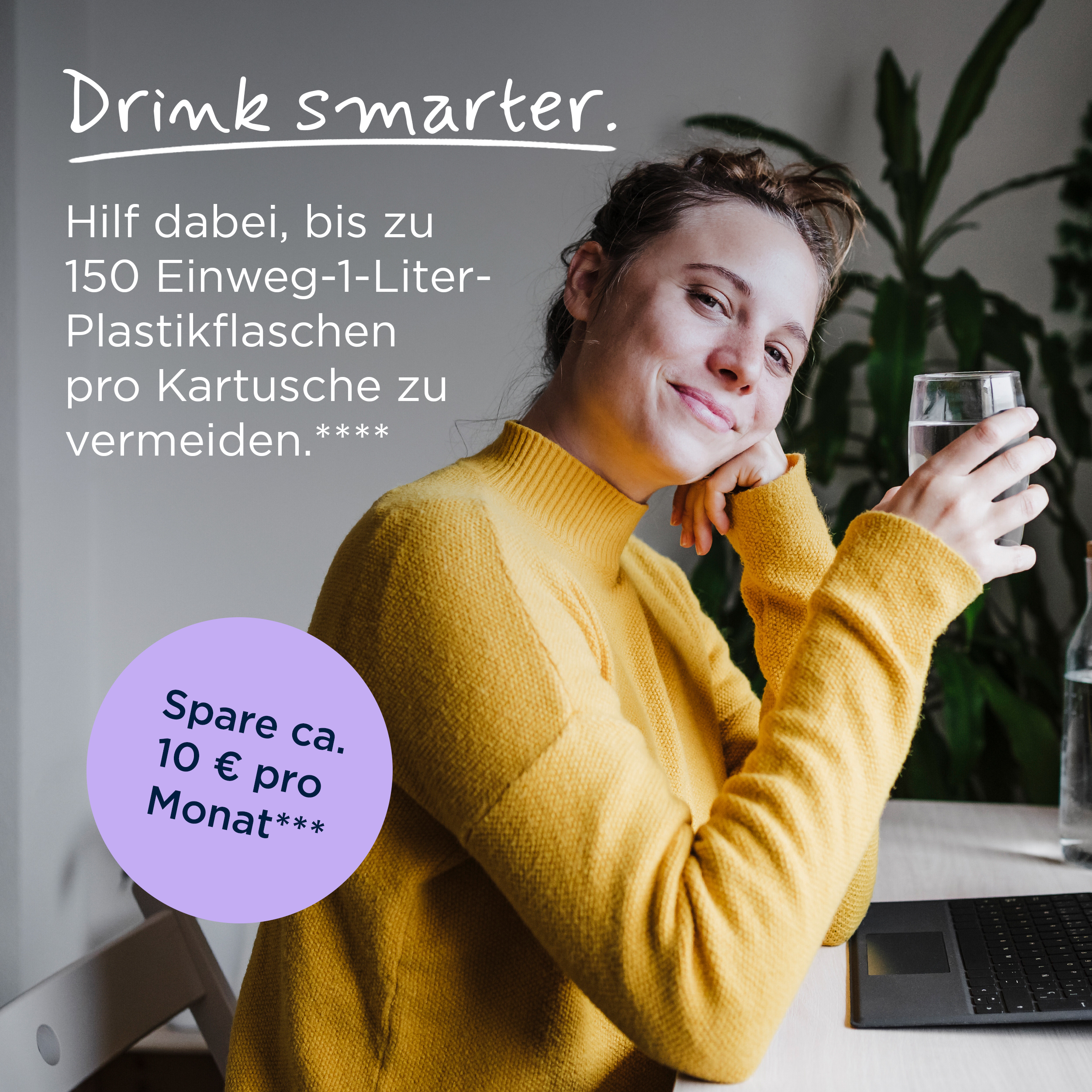 Eine Frau in gelbem Pullover sitzt an einem Tisch, hält ein Glas Wasser und lächelt mit Werbetext im Bild.